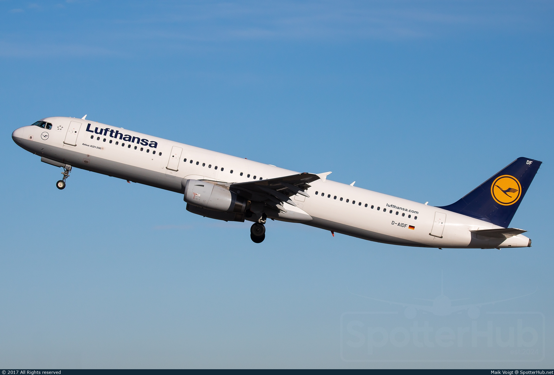 Photo of D-AIDF - Airbus A321-231 operated by Lufthansa