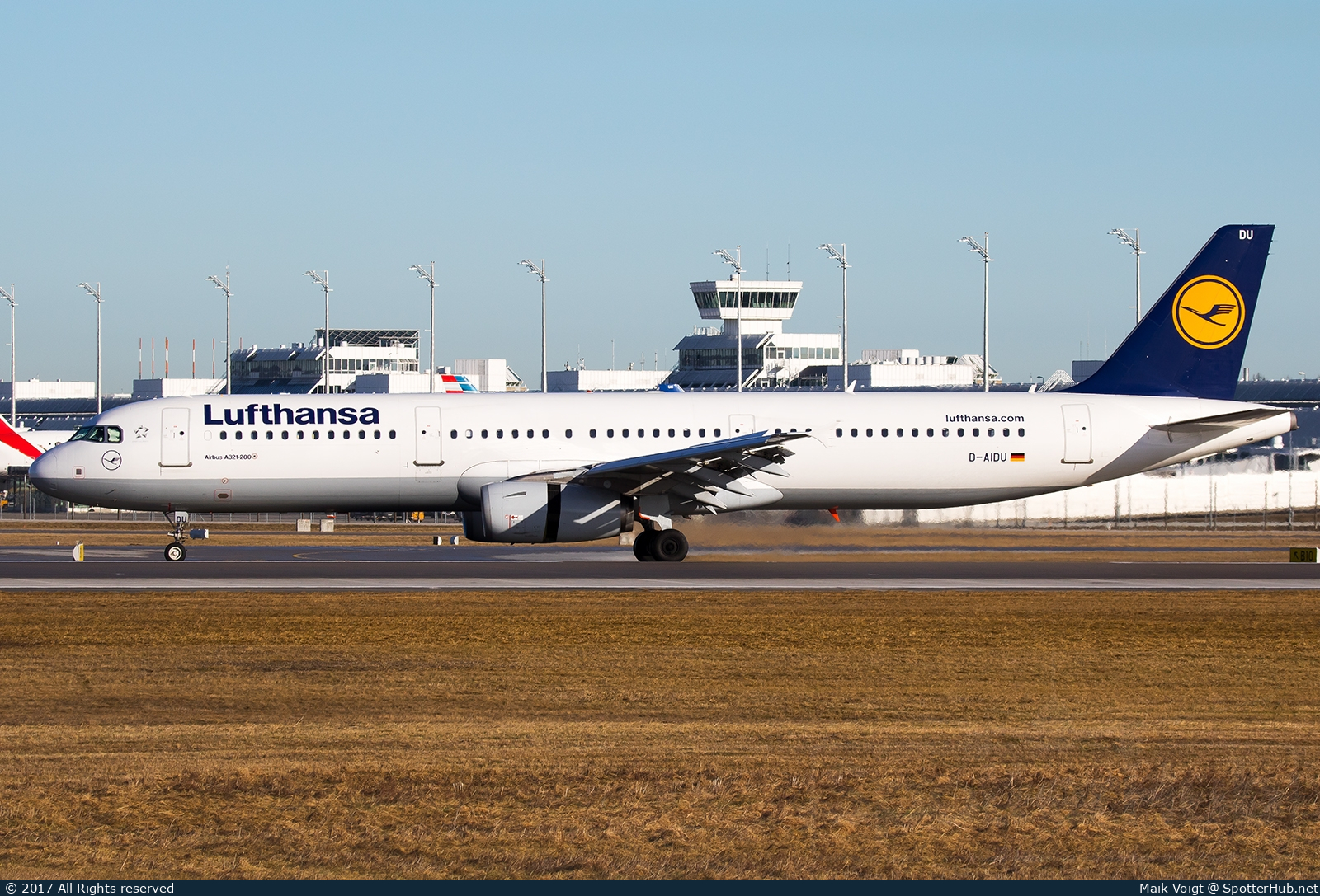 Photo of D-AIDU - Airbus A321-231 operated by Lufthansa
