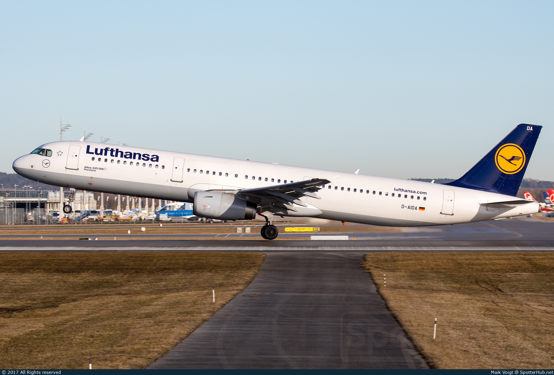 Photo of D-AIDA - Airbus A321-231 operated by Lufthansa