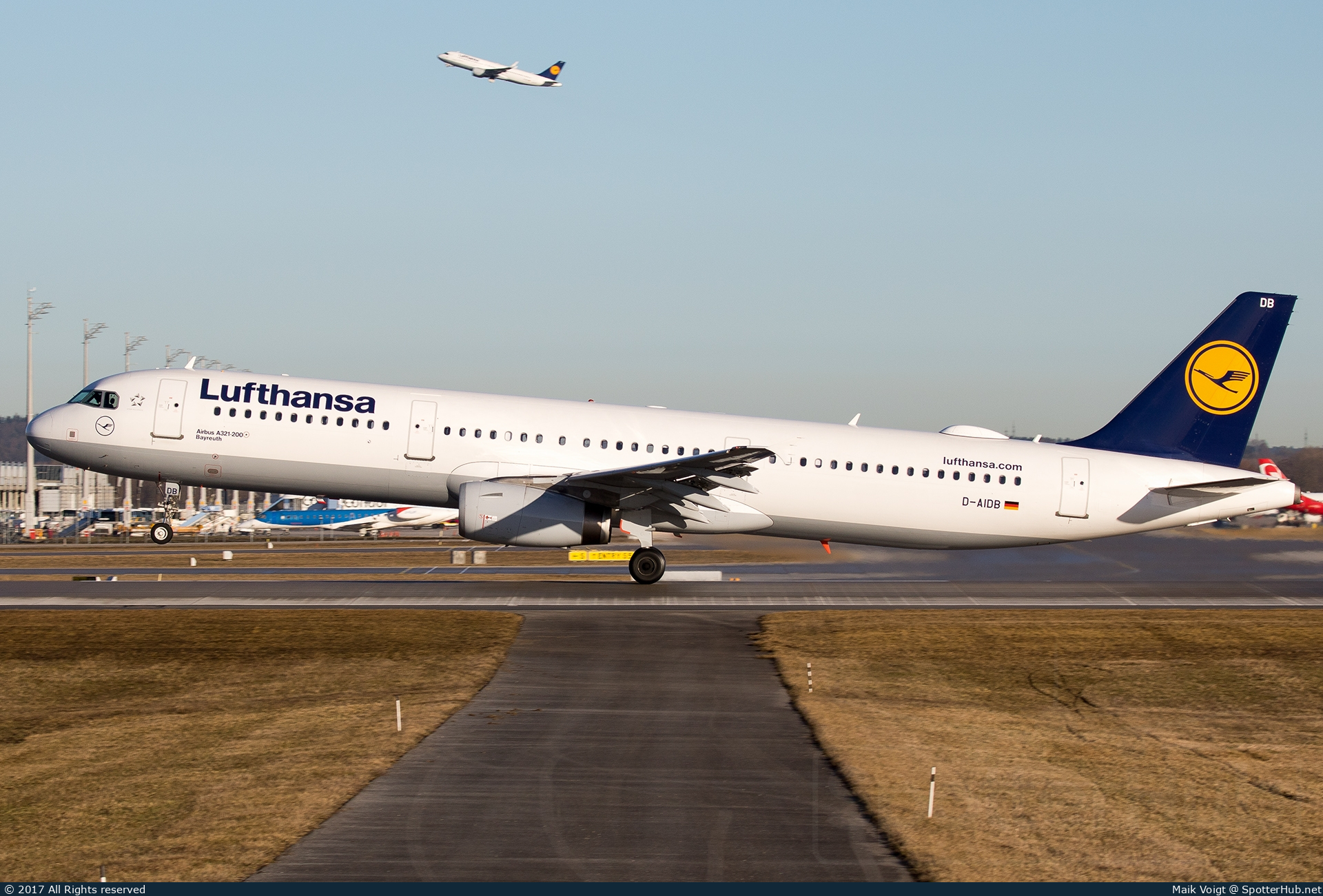 Photo of D-AIDB - Airbus A321-231 operated by Lufthansa