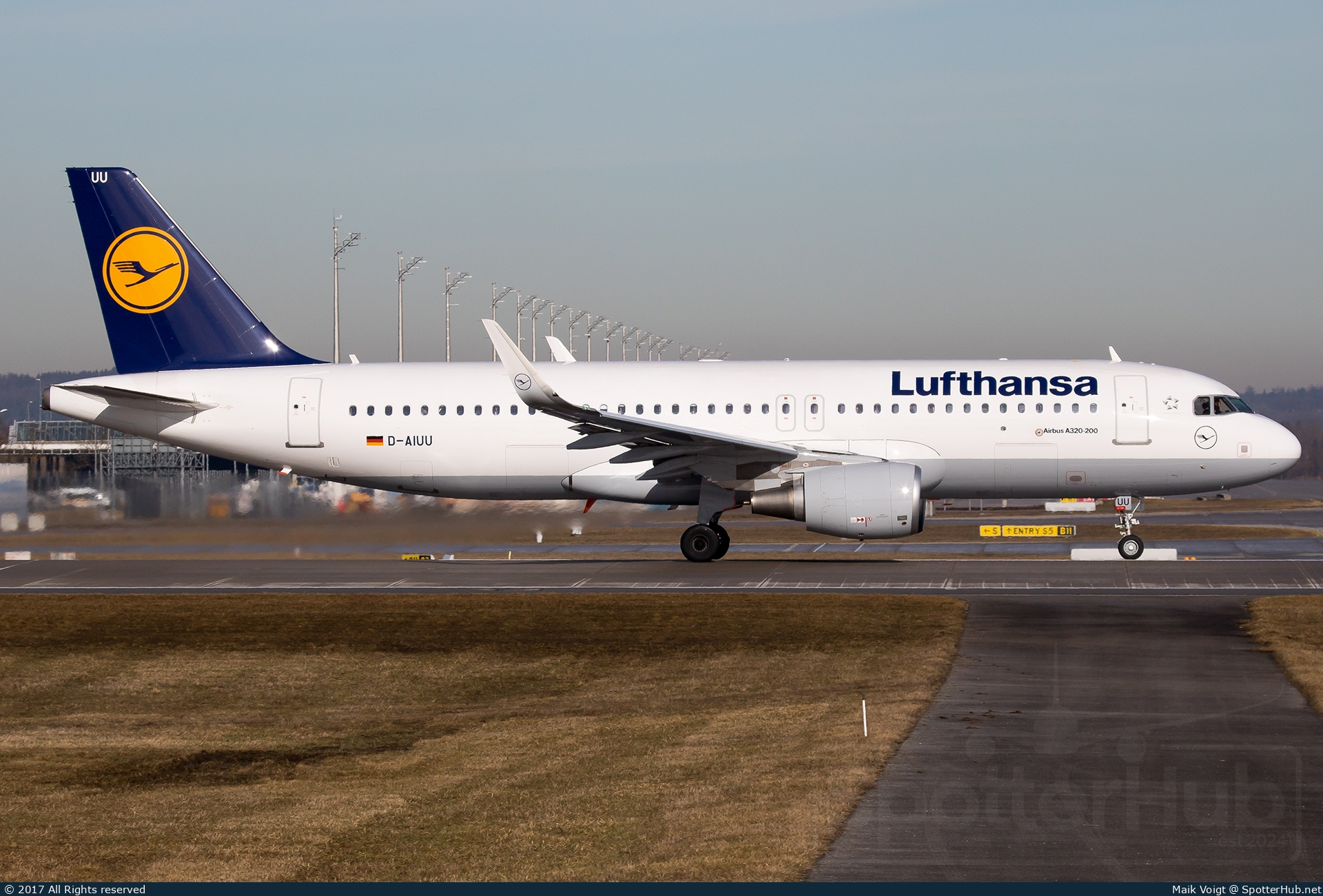 Photo of D-AIUU - Airbus A320-214 operated by Lufthansa