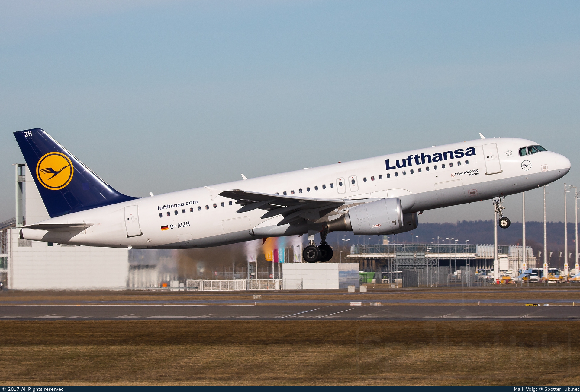 Photo of D-AIZH - Airbus A320-214 operated by Lufthansa