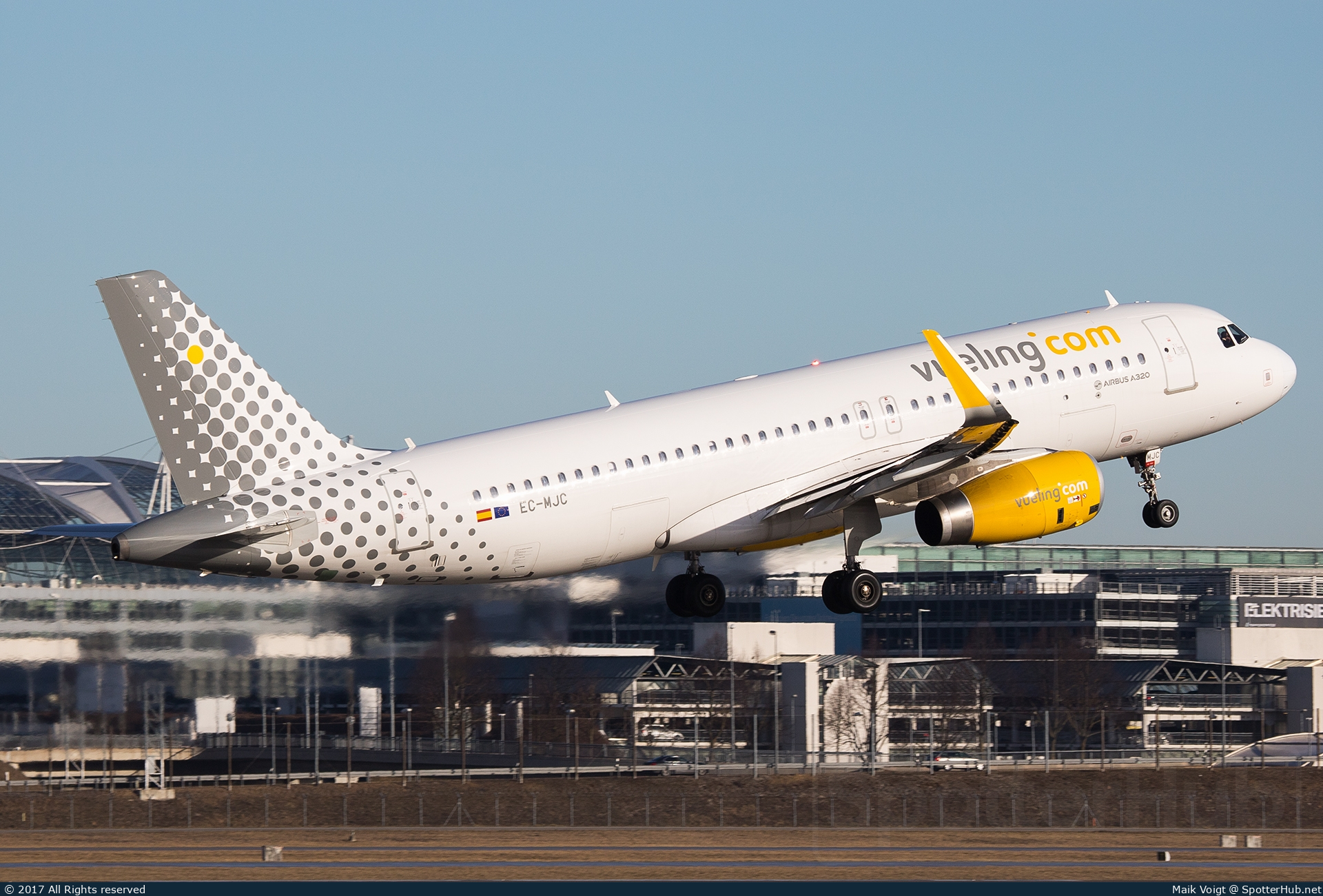 Photo of EC-MJC - Airbus A320-232 operated by Vueling