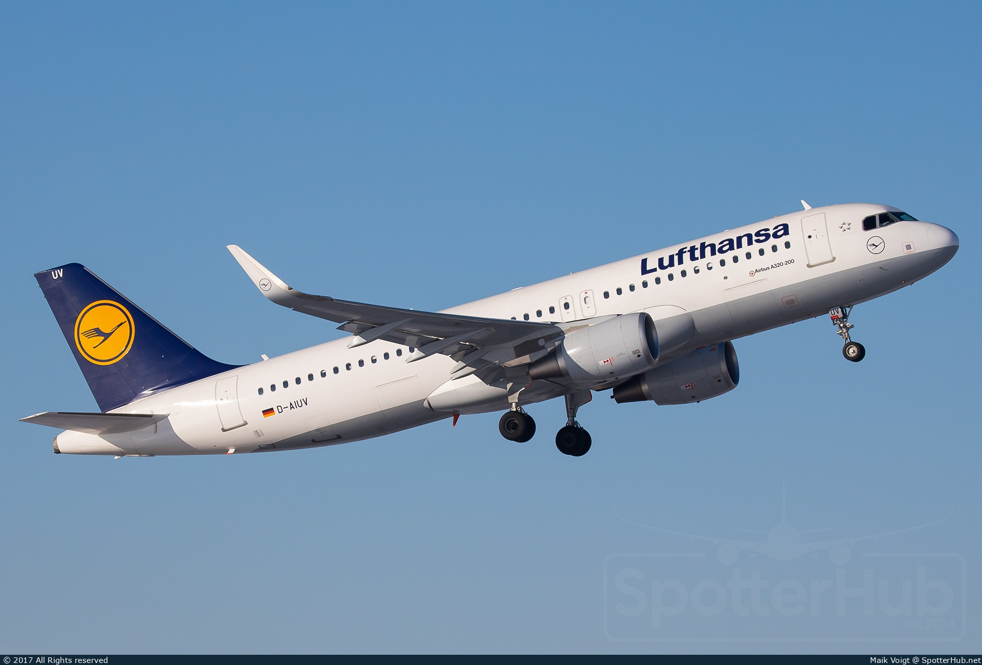 Photo of D-AIUV - Airbus A320-214 operated by Lufthansa