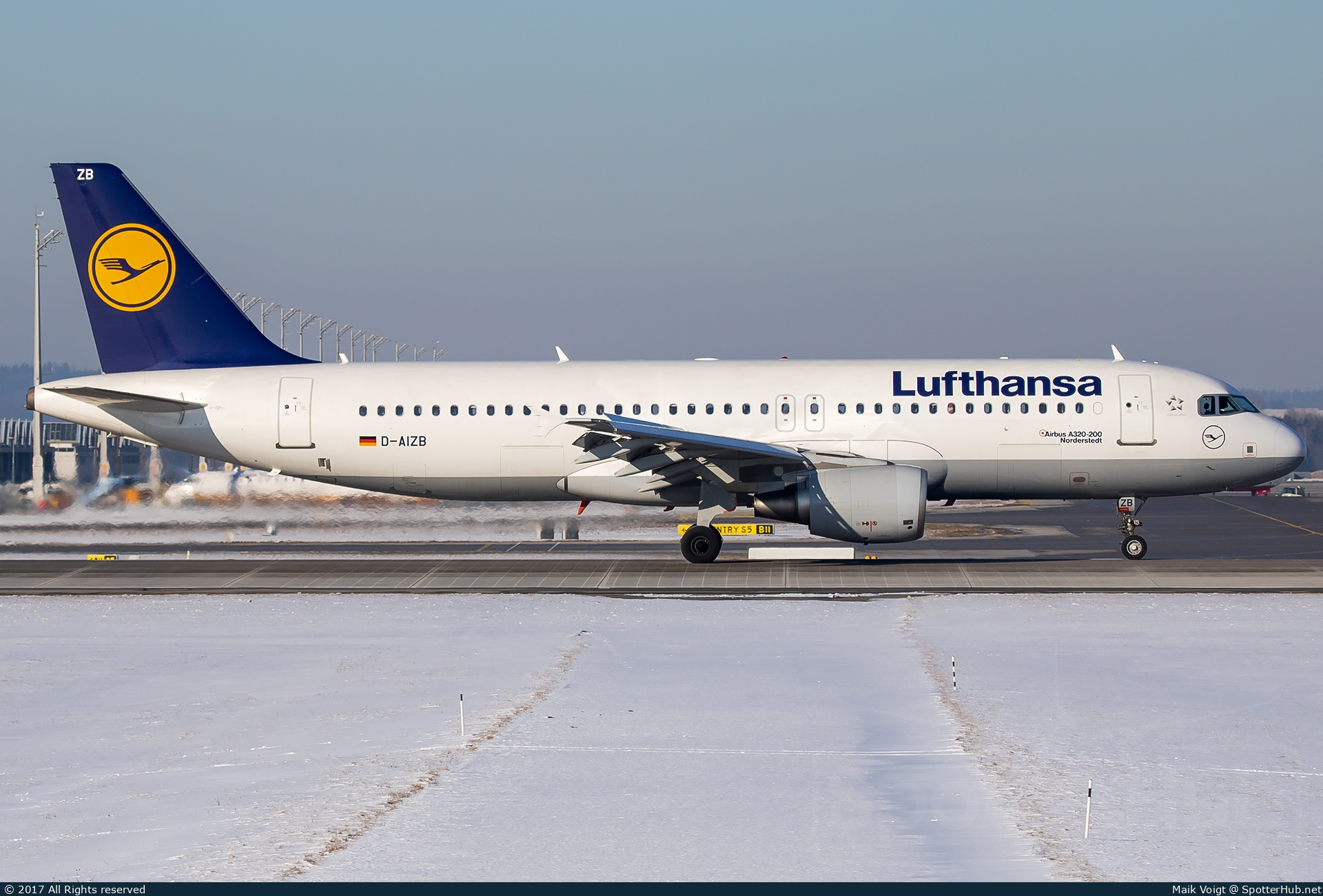 Photo of D-AIZB - Airbus A320-214 operated by Lufthansa
