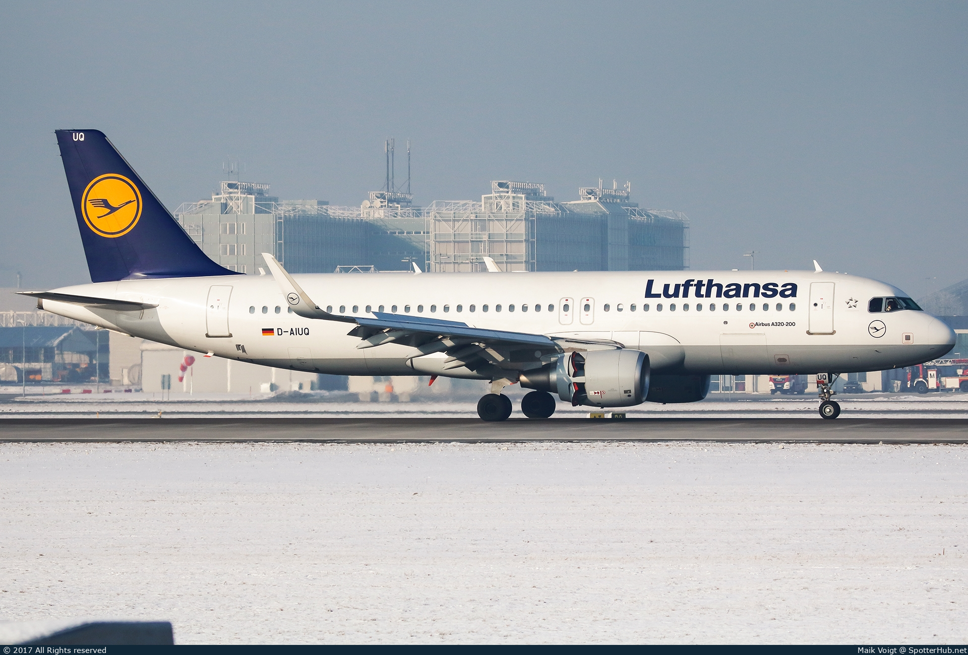 Photo of D-AIUQ - Airbus A320-214 operated by Lufthansa