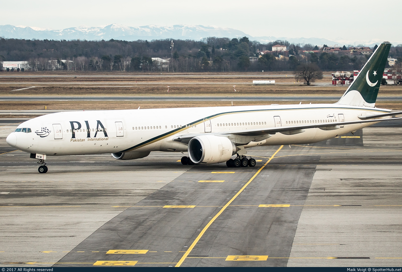 Photo of AP-BHW - Boeing 777-340(ER) operated by PIA Pakistan International Airlines