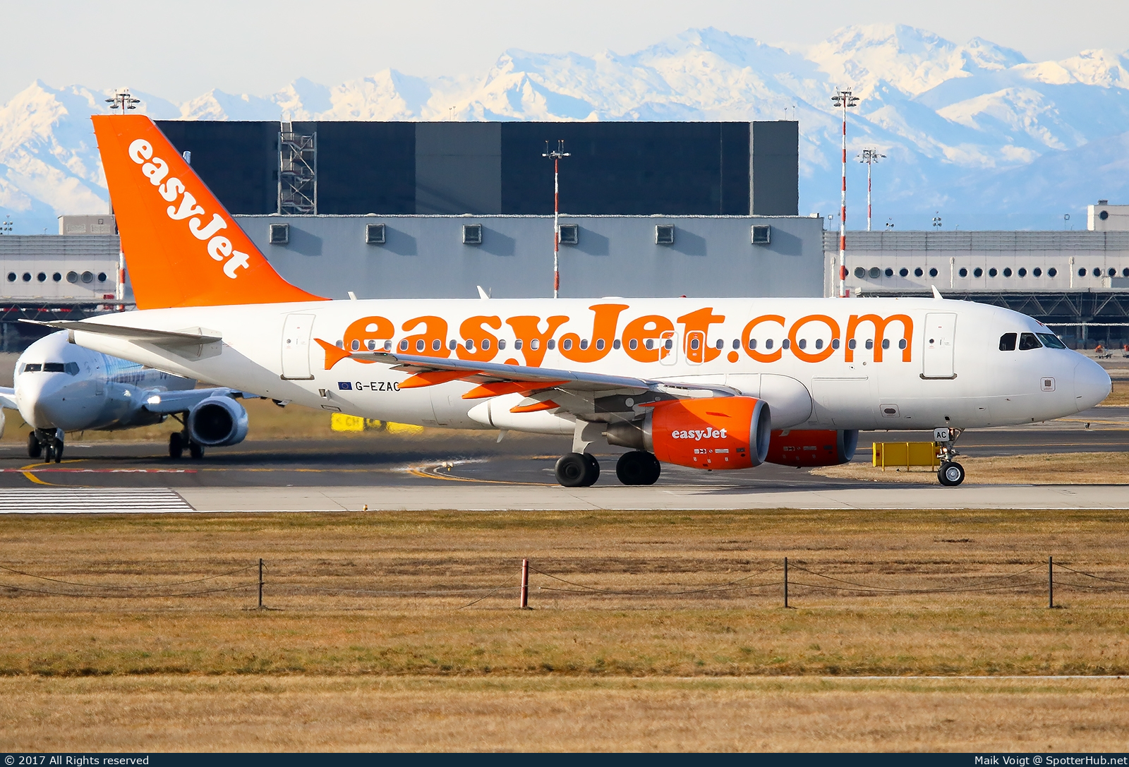 Photo of G-EZAC - Airbus A319-111 operated by easyJet