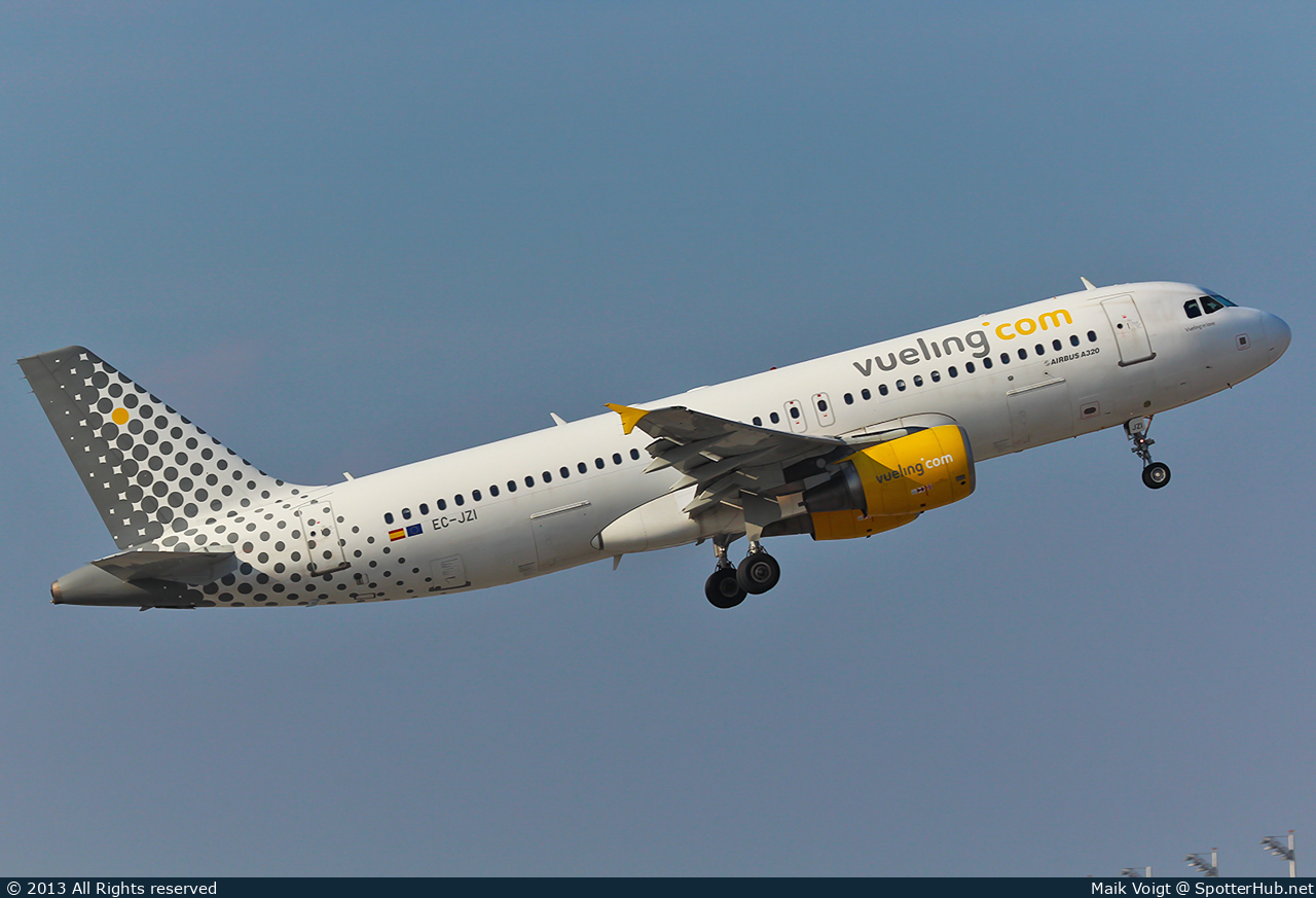 Photo of EC-JZI - Airbus A320-214 operated by Vueling
