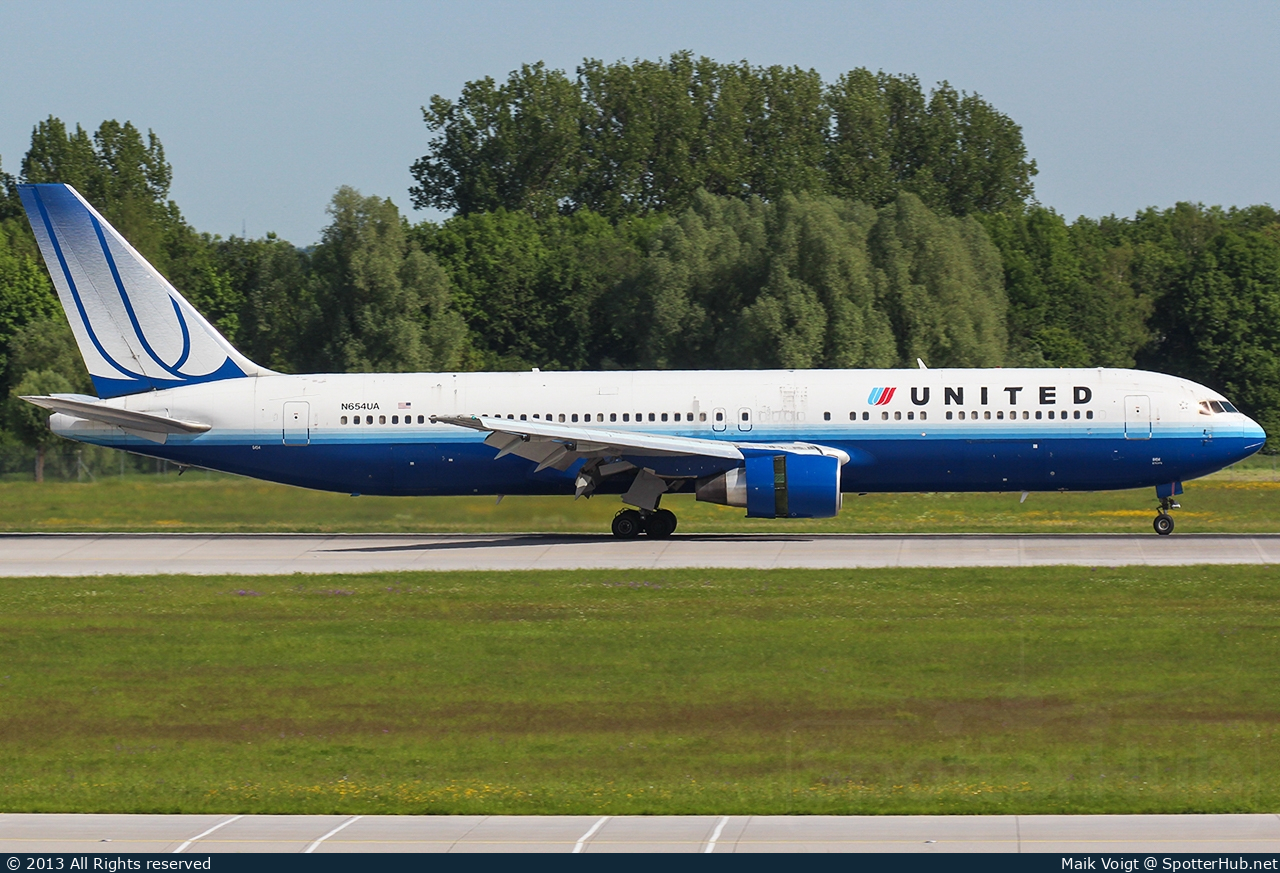 Photo of N654UA - Boeing 767-322(ER) operated by United Airlines