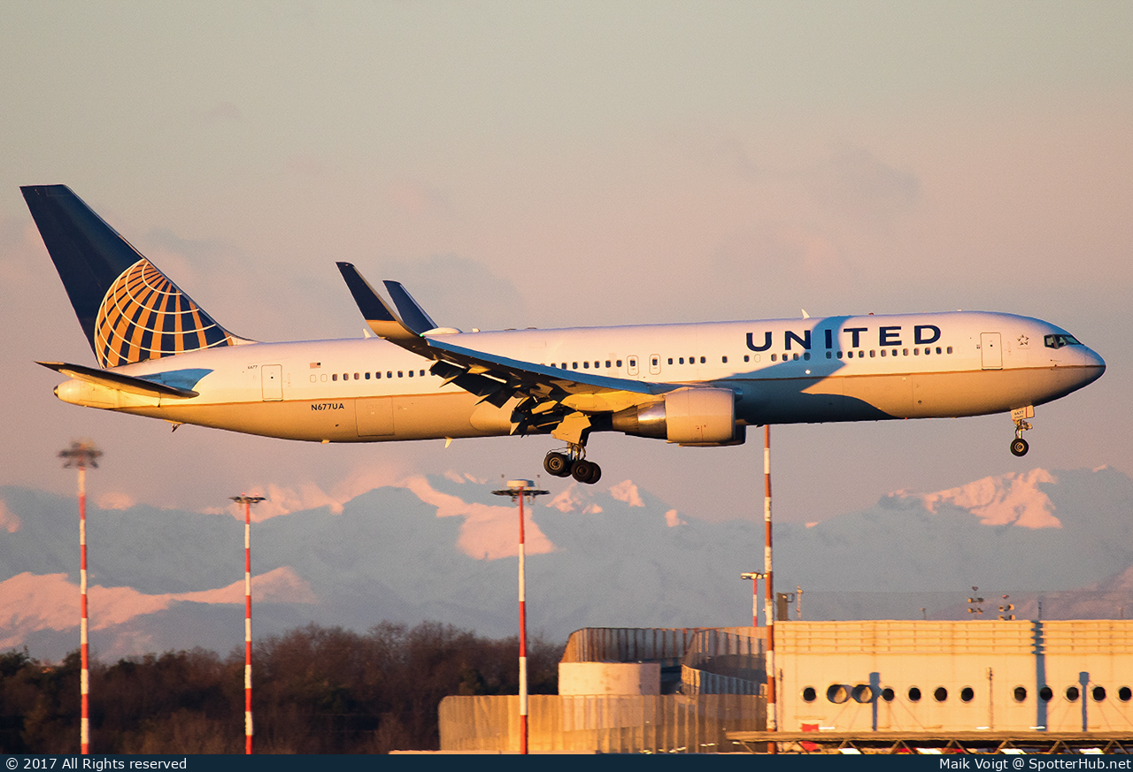 Photo of N677UA - Boeing 767-322(ER) operated by United Airlines