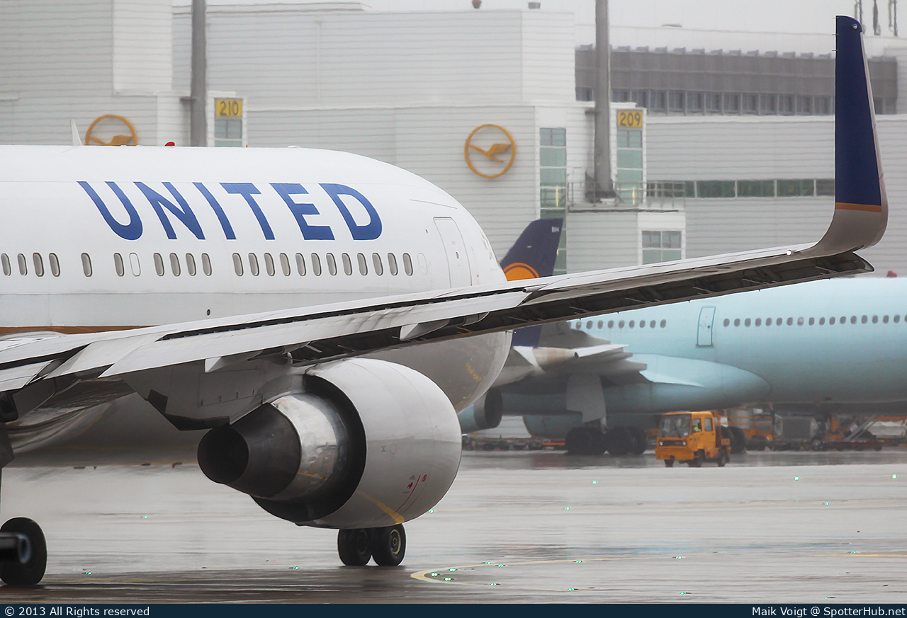 Photo of N664UA - Boeing 767-322(ER) operated by United Airlines