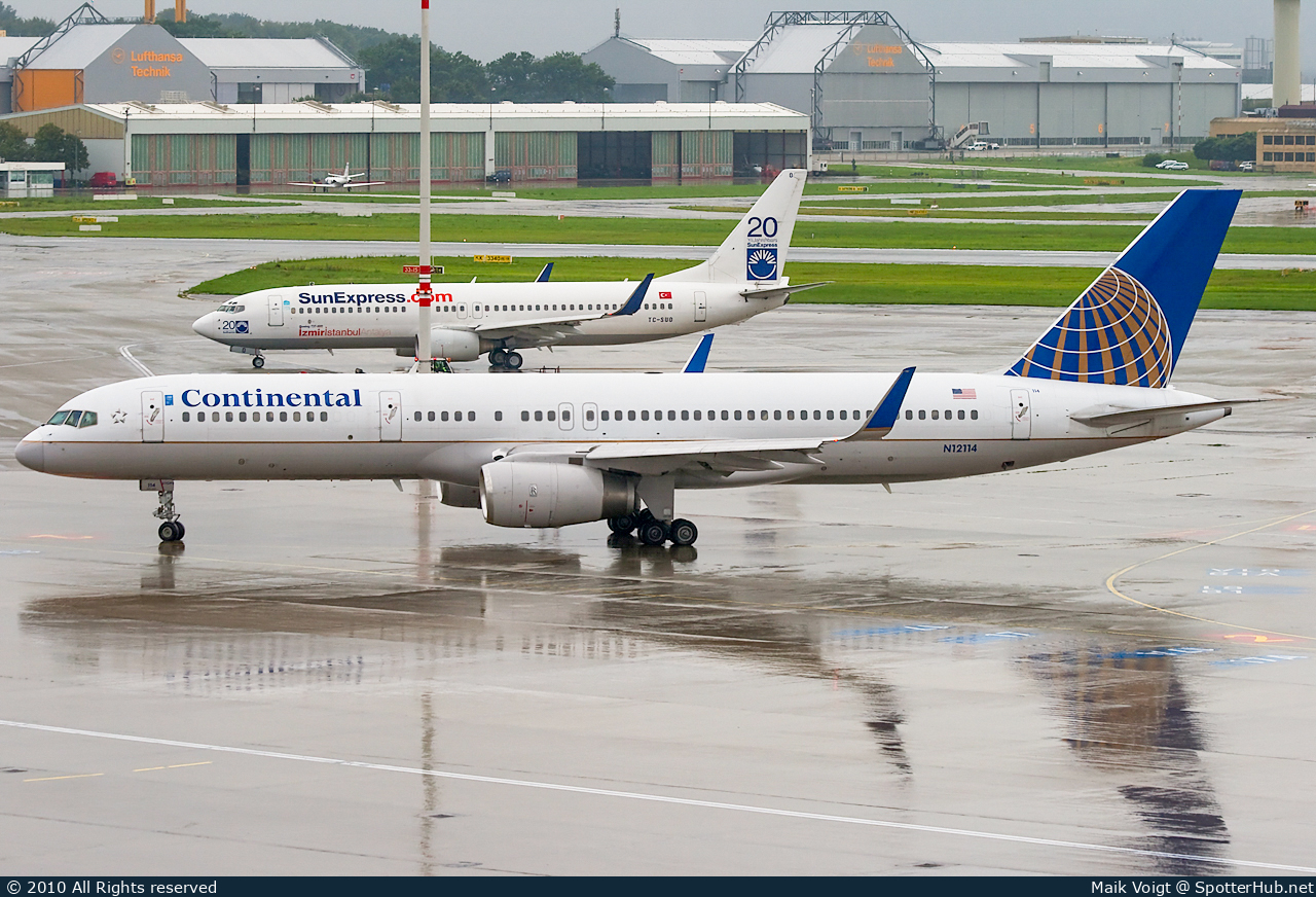 Photo of N12114 - Boeing 757-224 operated by Continental Airlines