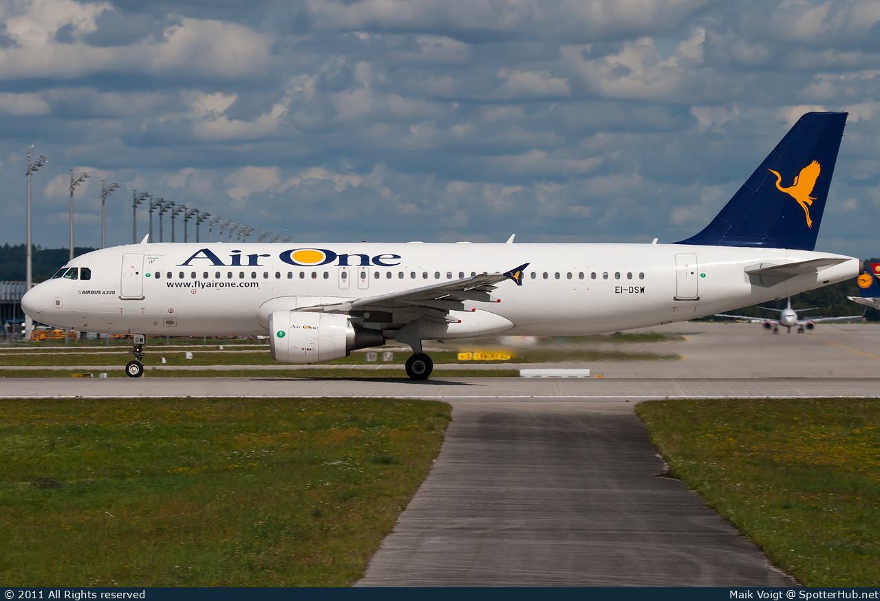 Photo of EI-DSW - Airbus A320-216 operated by Air One