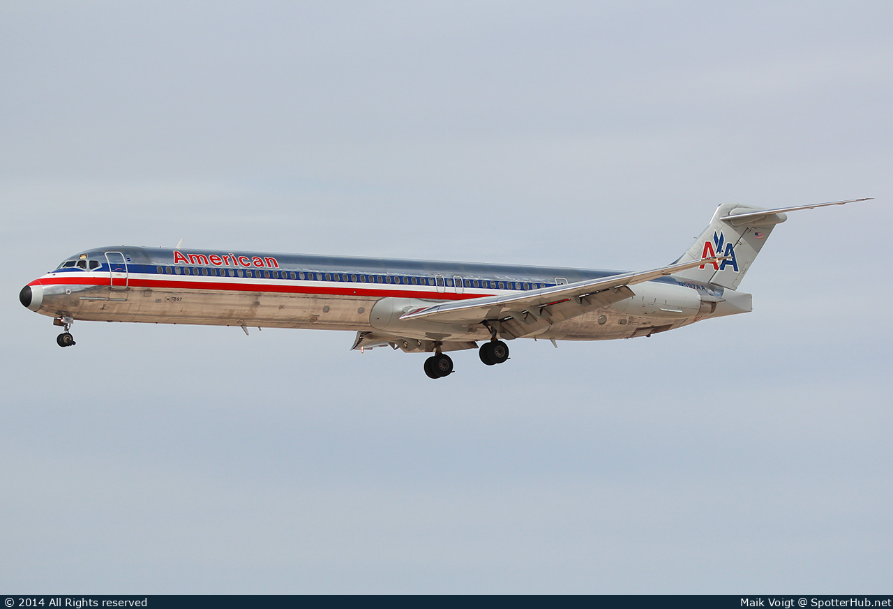 Photo of N597AA - McDonnell Douglas MD-83 operated by American Airlines