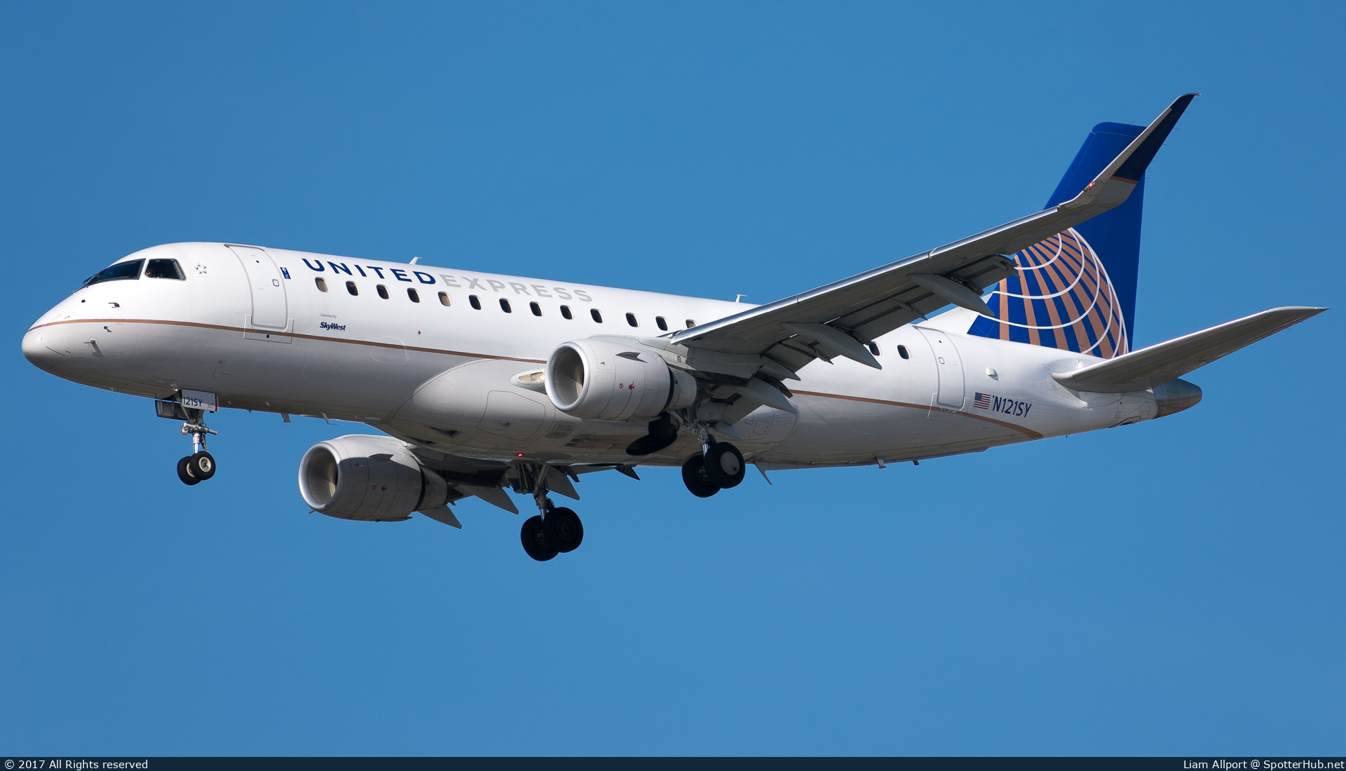 Photo of N121SY - Embraer ERJ-175LR operated by United Express (opb SkyWest Airlines)