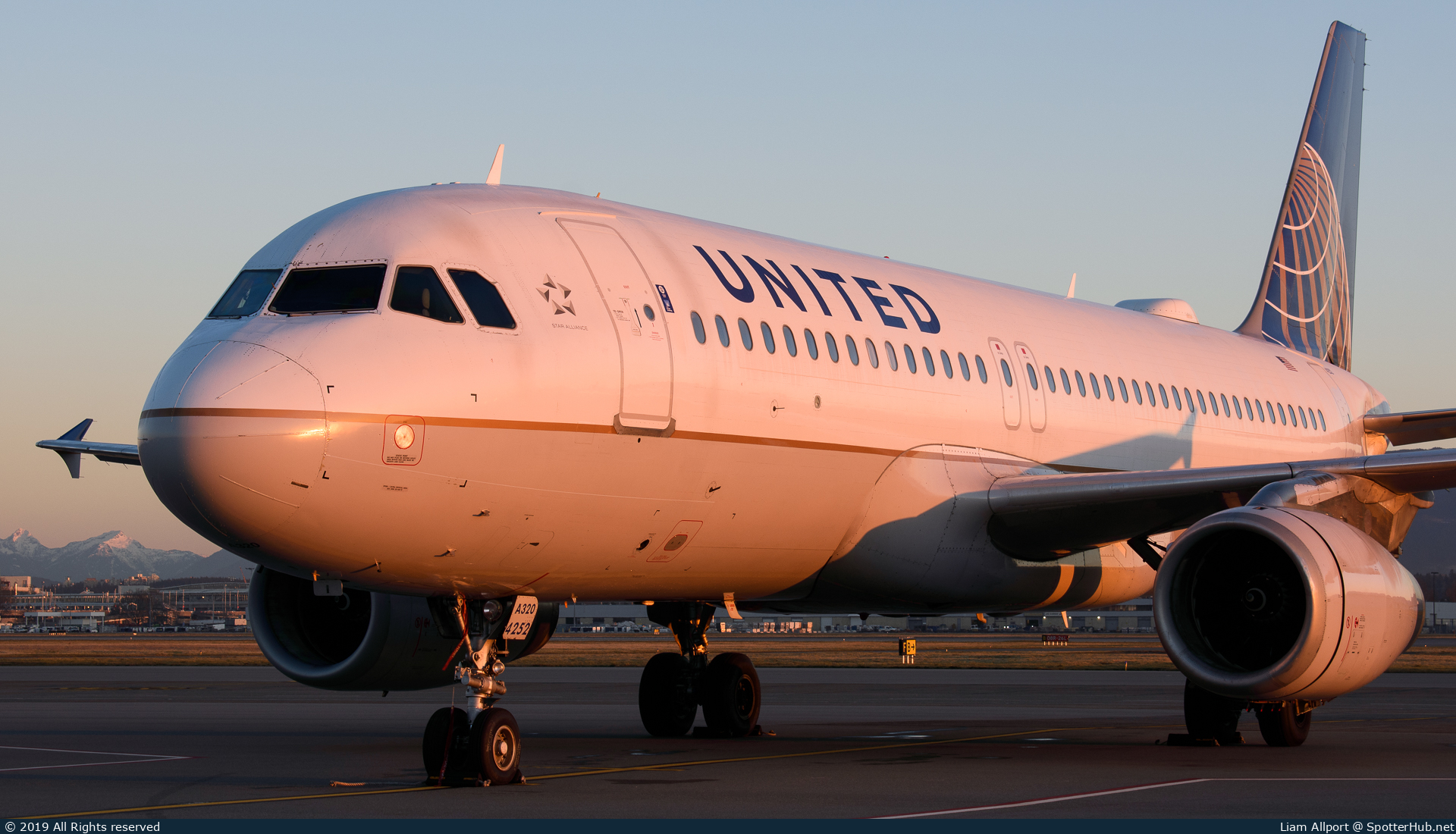 Photo of N452UA - Airbus A320-232 operated by United Airlines