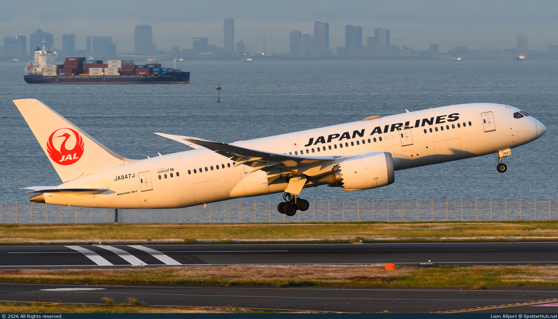Photo of JA847J - Boeing 787-8 Dreamliner operated by Japan Airlines