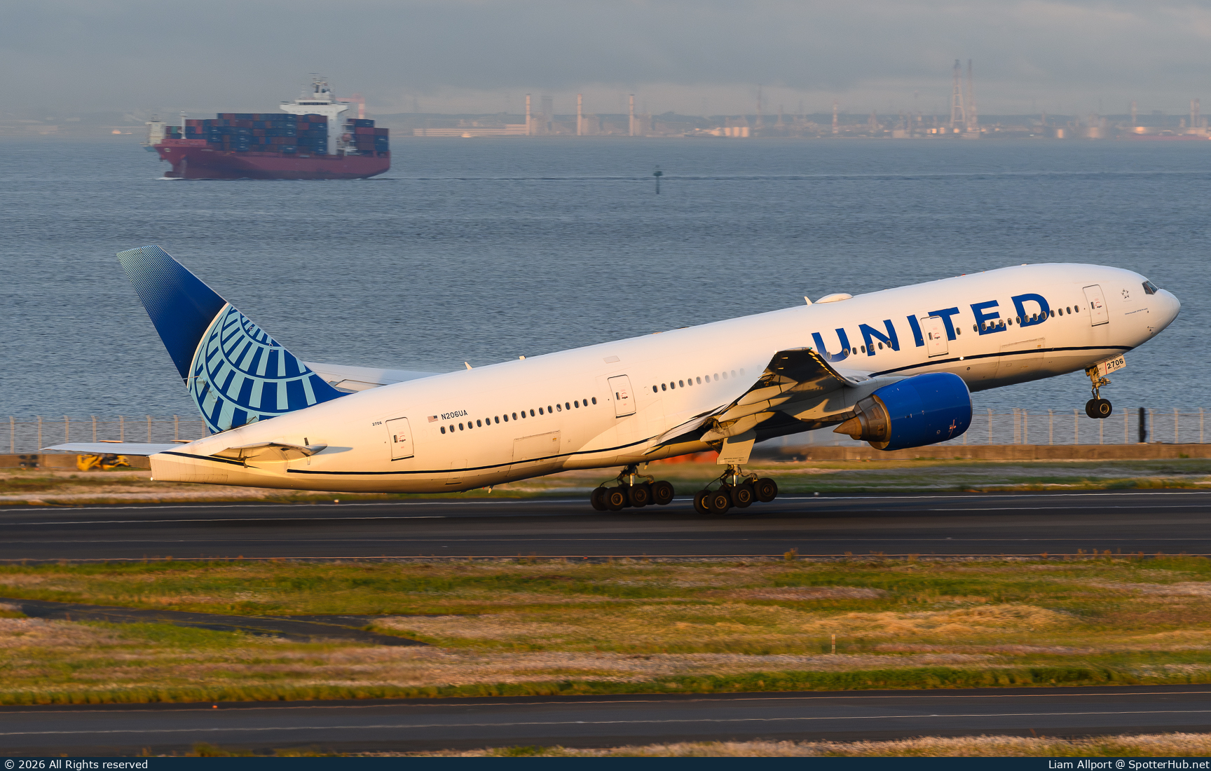 Photo of N206UA - Boeing 777-222(ER) operated by United Airlines
