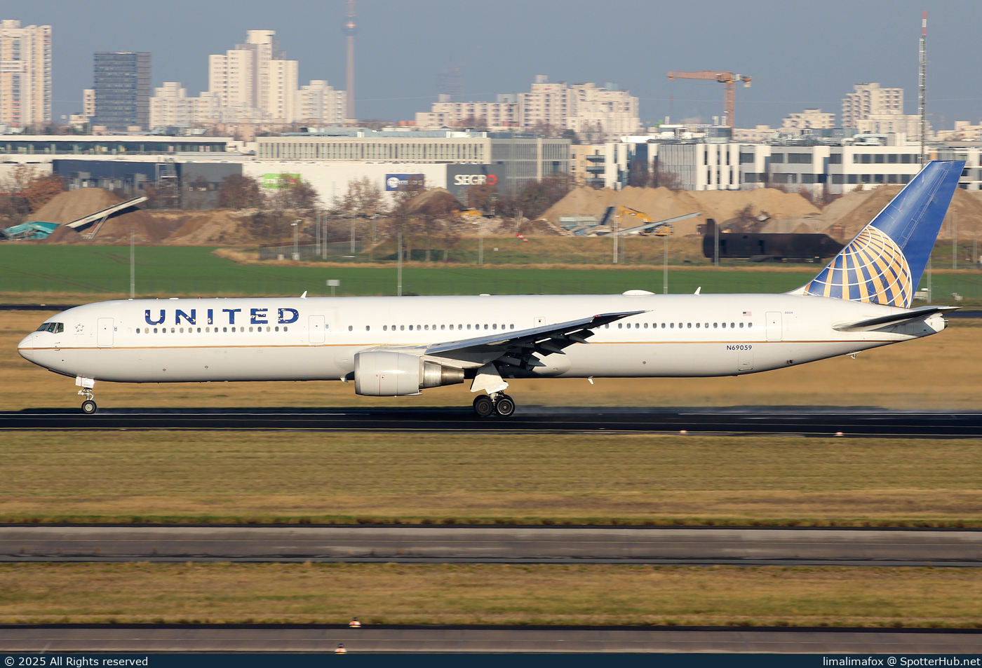 Photo of N69059 - Boeing 767-424(ER) operated by United Airlines