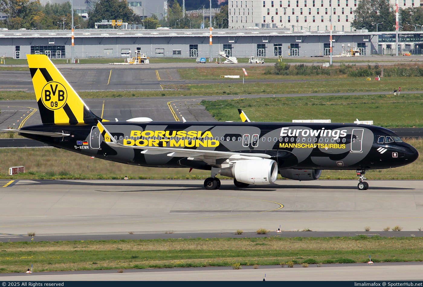 Photo of D-AEWM - Airbus A320-214 operated by Eurowings