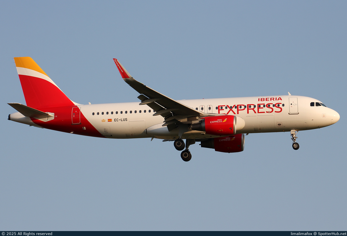 Photo of EC-LUS - Airbus A320-216 operated by Iberia Express