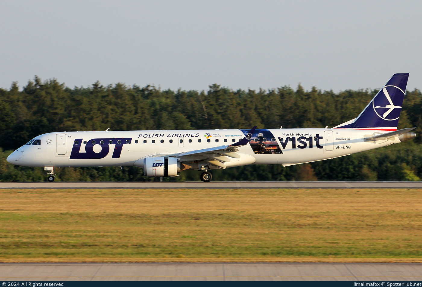 Photo of SP-LNG - Embraer ERJ-195AR operated by LOT Polish Airlines