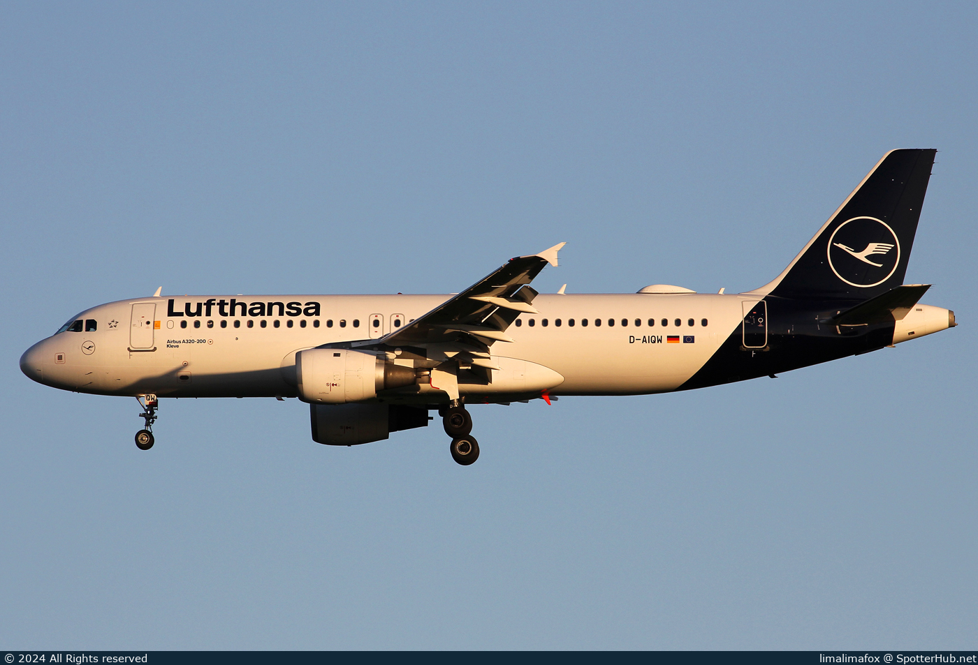 Photo of D-AIQW - Airbus A320-211 operated by Lufthansa