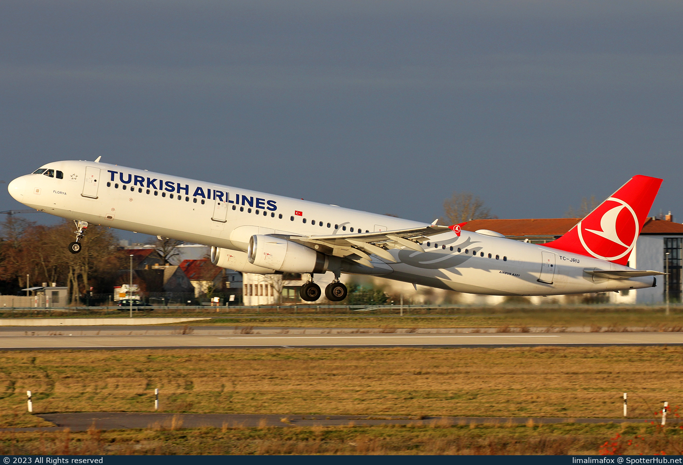 Photo of TC-JRU - Airbus A321-231 operated by Turkish Airlines