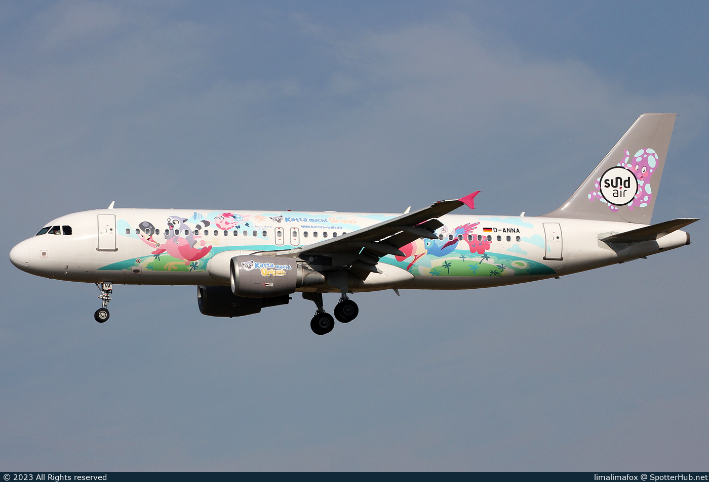 Photo of D-ANNA - Airbus A320-214 operated by Sundair