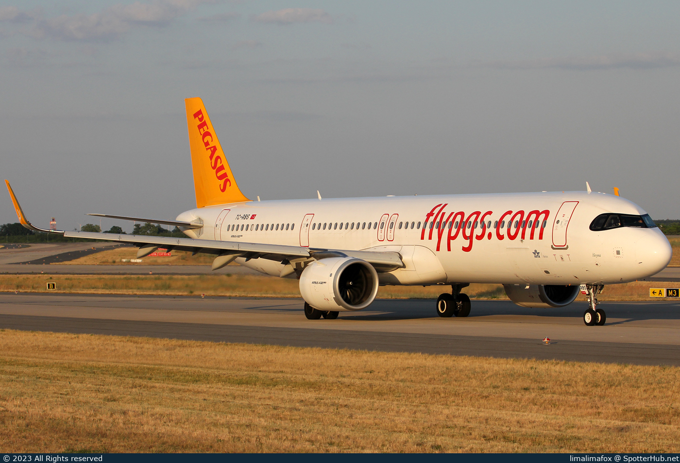 Photo of TC-RBS - Airbus A321-251NX operated by Pegasus Airlines