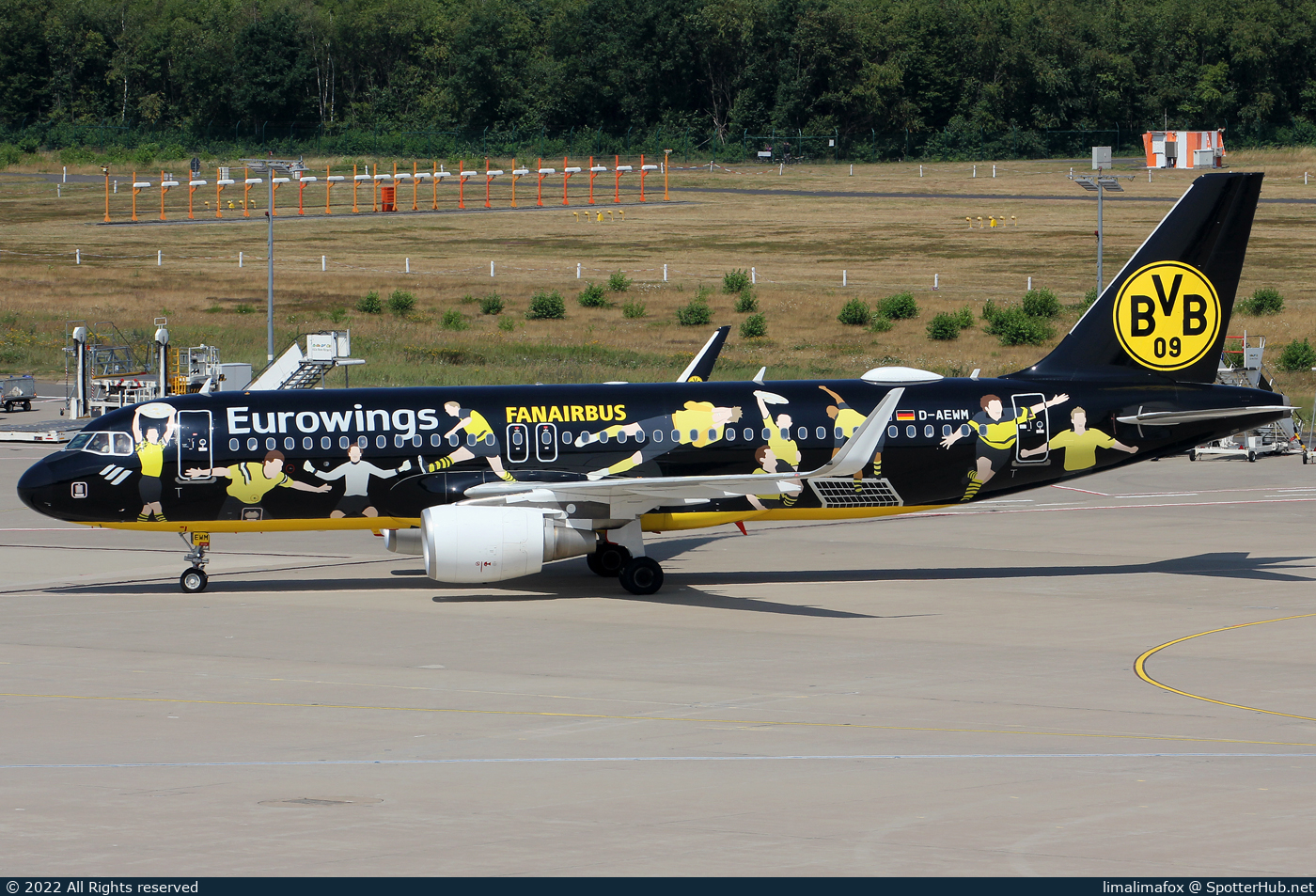 Photo of D-AEWM - Airbus A320-214 operated by Eurowings