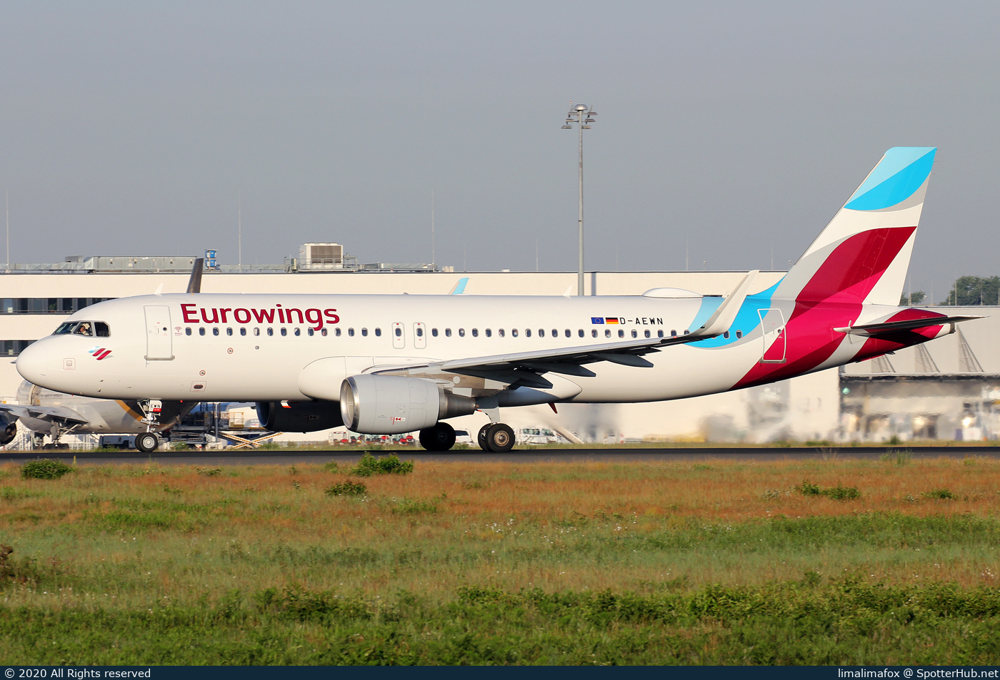 Photo of D-AEWN - Airbus A320-214 operated by Eurowings
