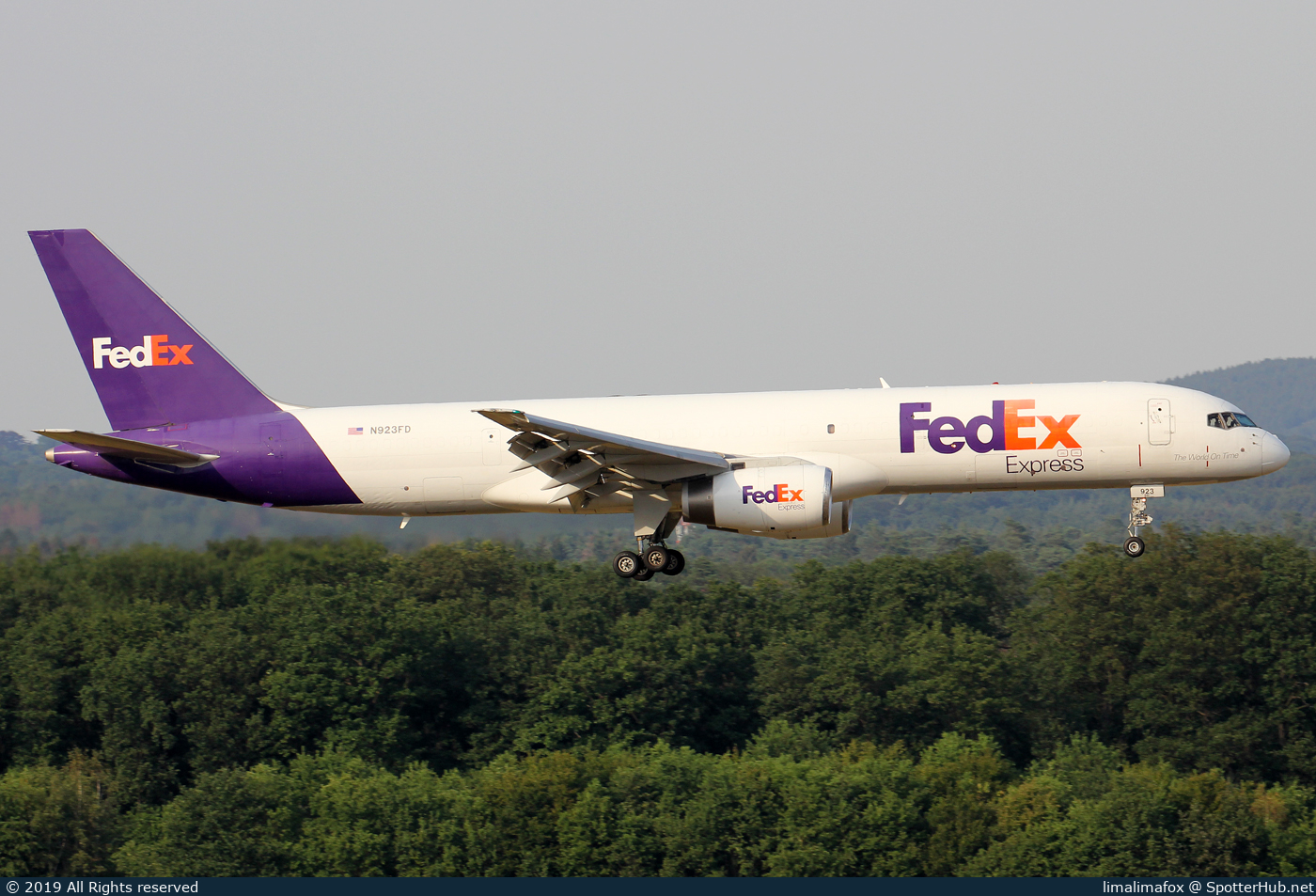 Photo of N923FD - Boeing 757-28A(SF) operated by FedEx
