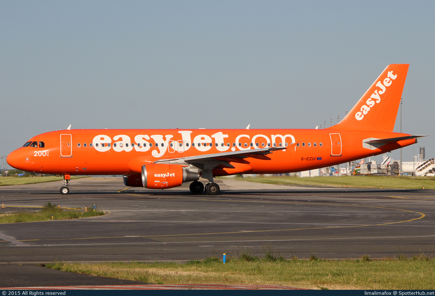 Photo of G-EZUI - Airbus A320-214 operated by easyJet