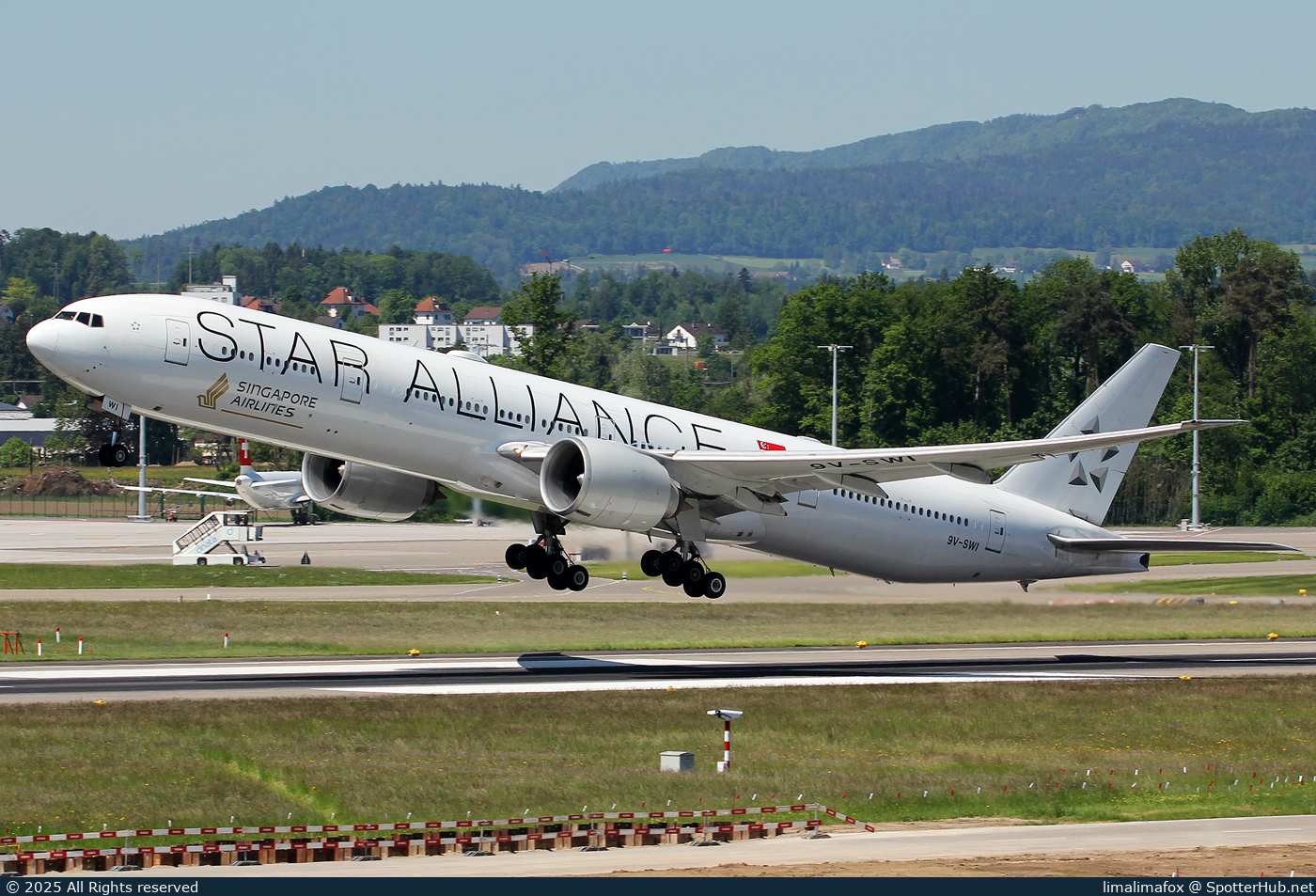Photo of 9V-SWI - Boeing 777-312(ER) operated by Singapore Airlines