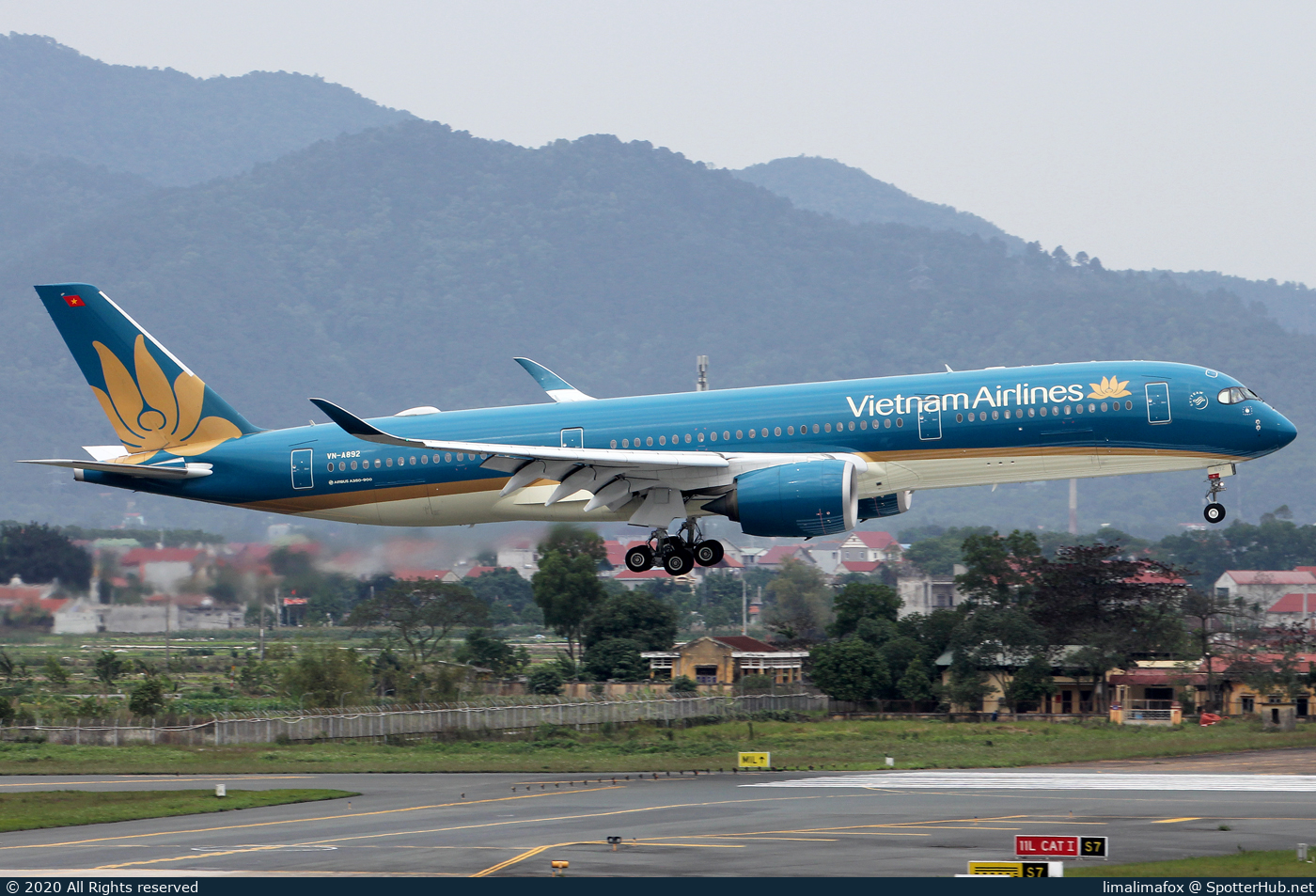Photo of VN-A892 - Airbus A350-941 operated by Vietnam Airlines