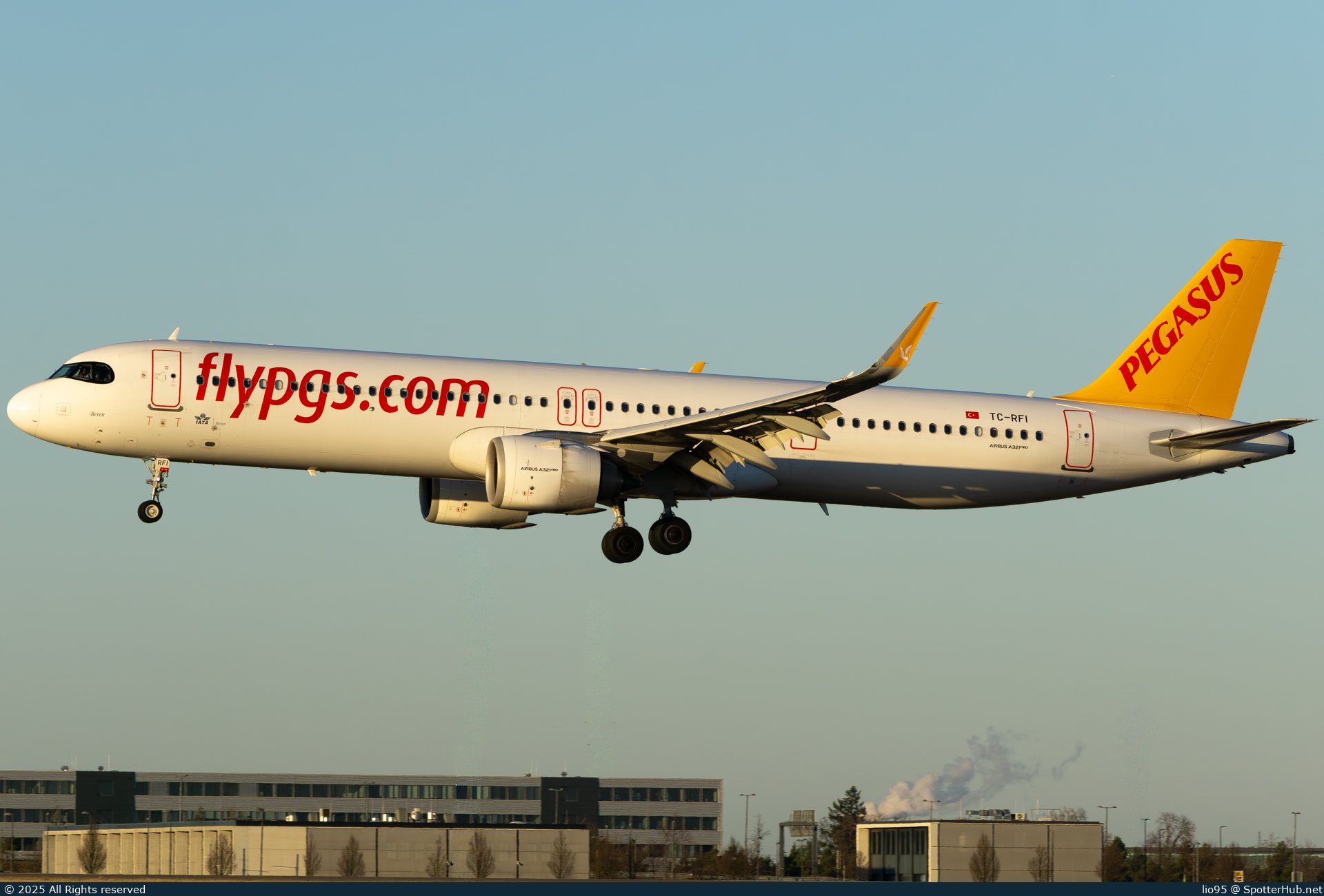 Photo of TC-RFI - Airbus A321-251NX operated by Pegasus Airlines