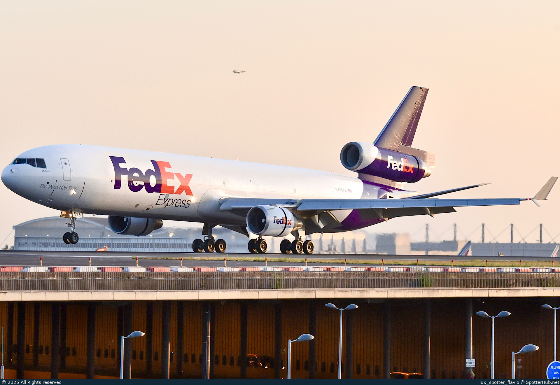 Photo of N525FE - McDonnell Douglas MD-11(F) at Roissy / Charles de Gaulle