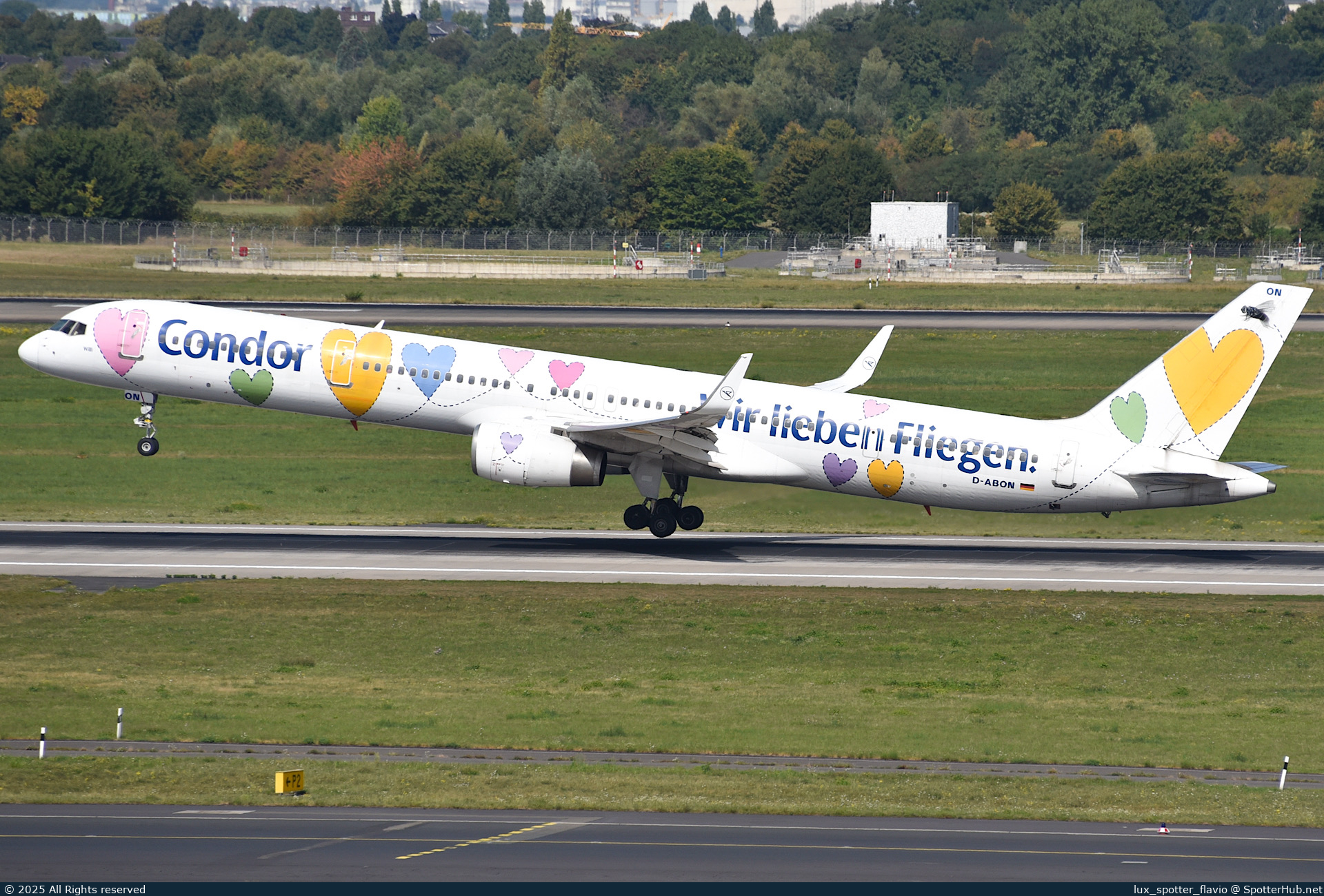 Photo of D-ABON - Boeing 757-330 operated by Condor