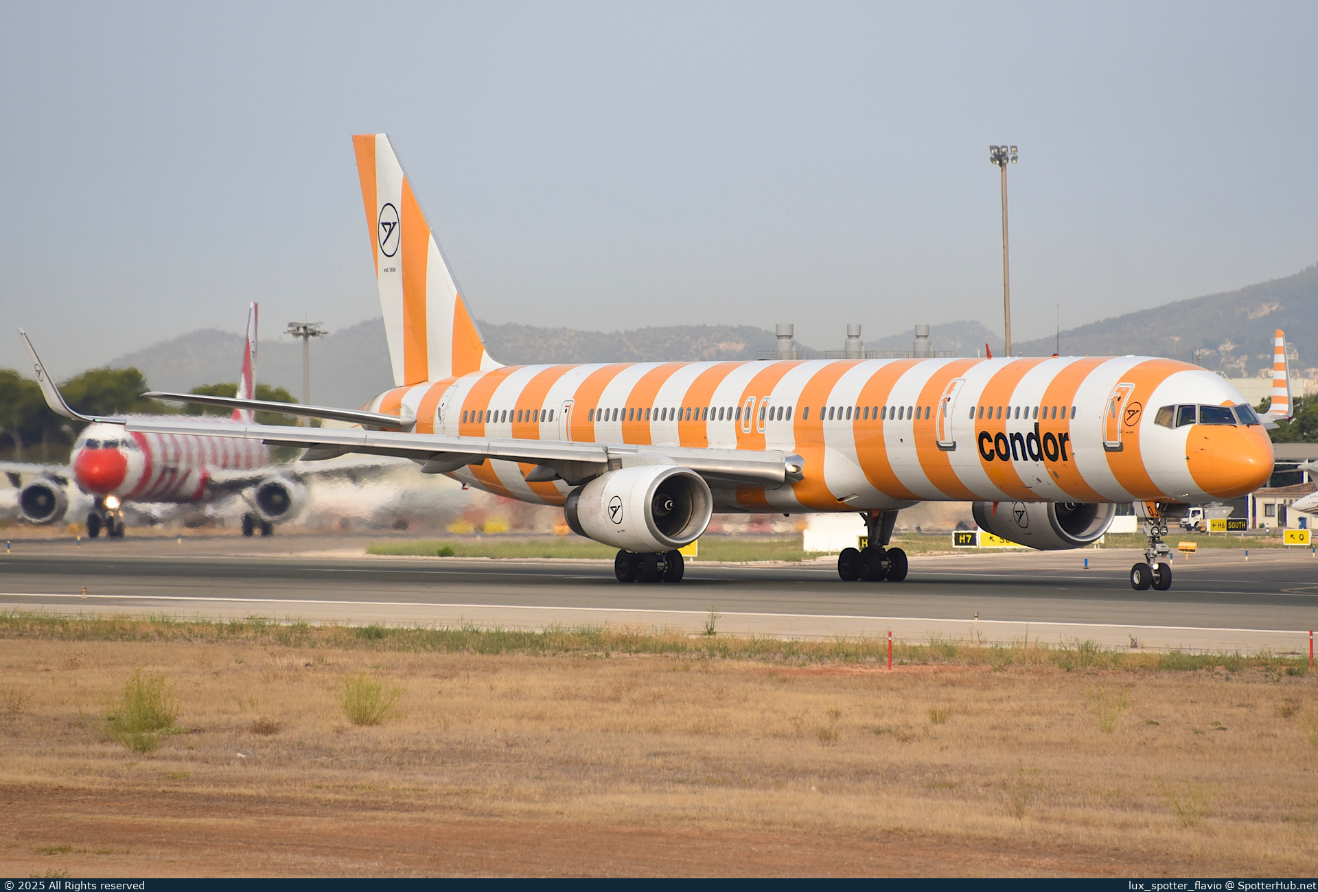 Photo of D-ABOJ - Boeing 757-330 operated by Condor