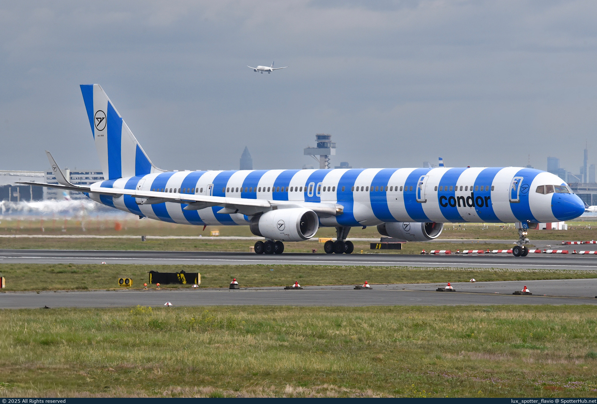 Photo of D-ABOI - Boeing 757-330 operated by Condor