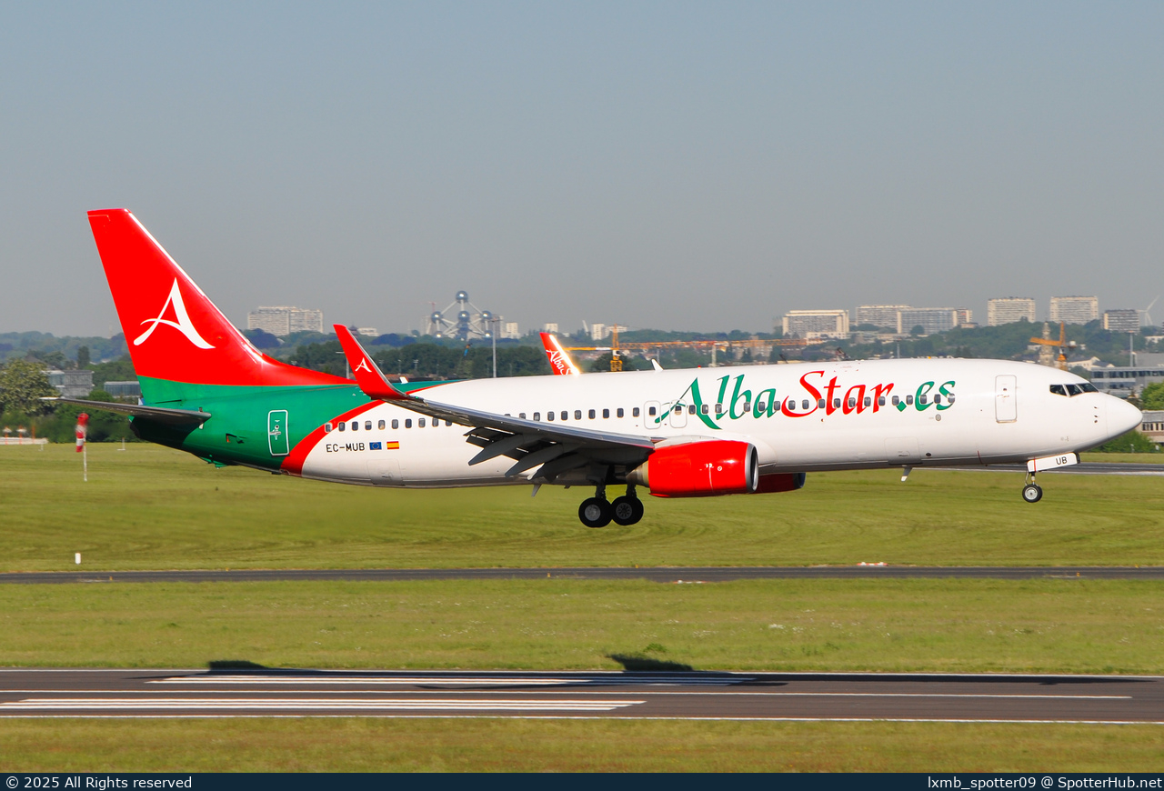 Photo of EC-MUB - Boeing 737-86J operated by AlbaStar