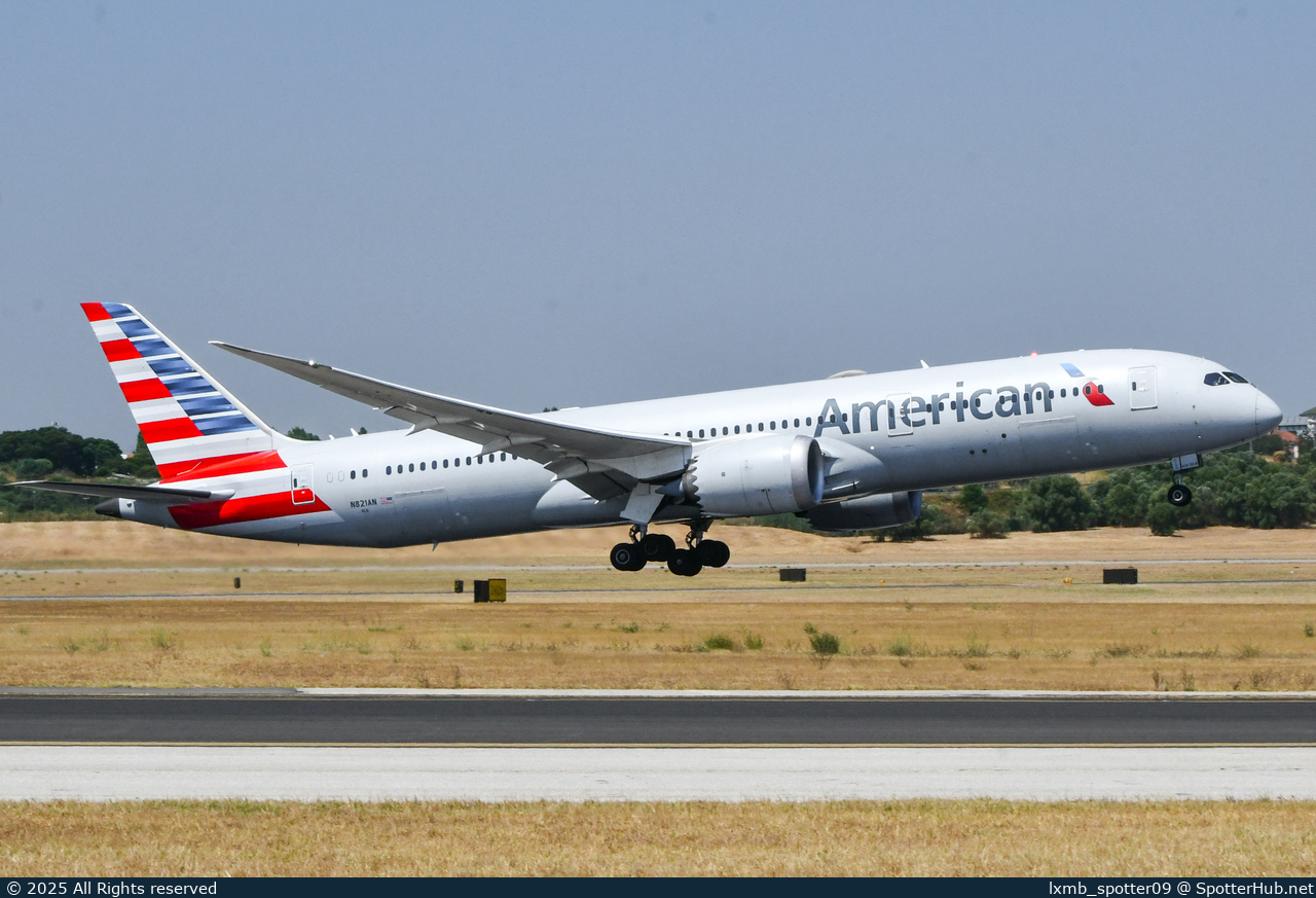 Photo of N821AN - Boeing 787-9 Dreamliner operated by American Airlines