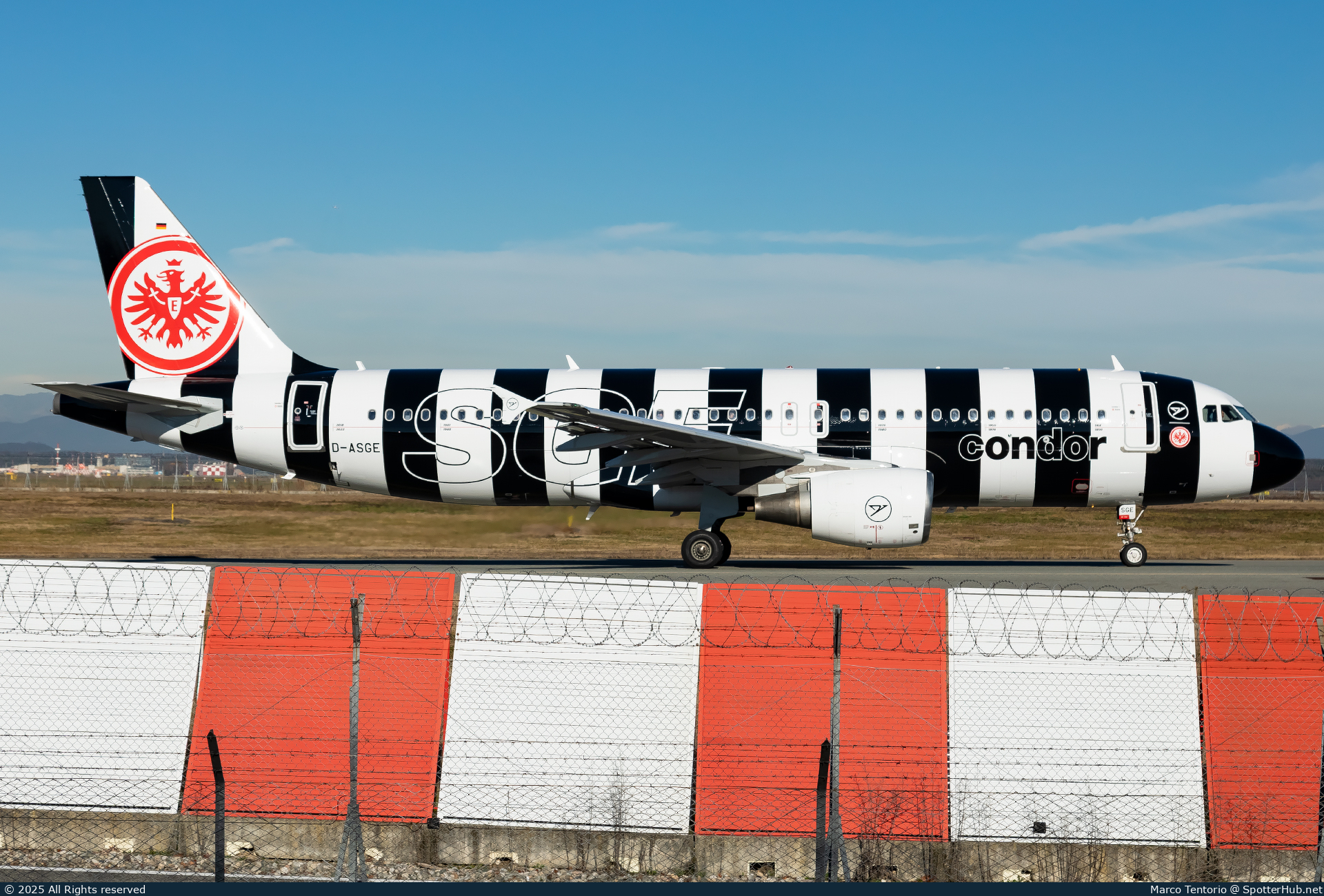 Photo of D-ASGE - Airbus A320-214 operated by Condor