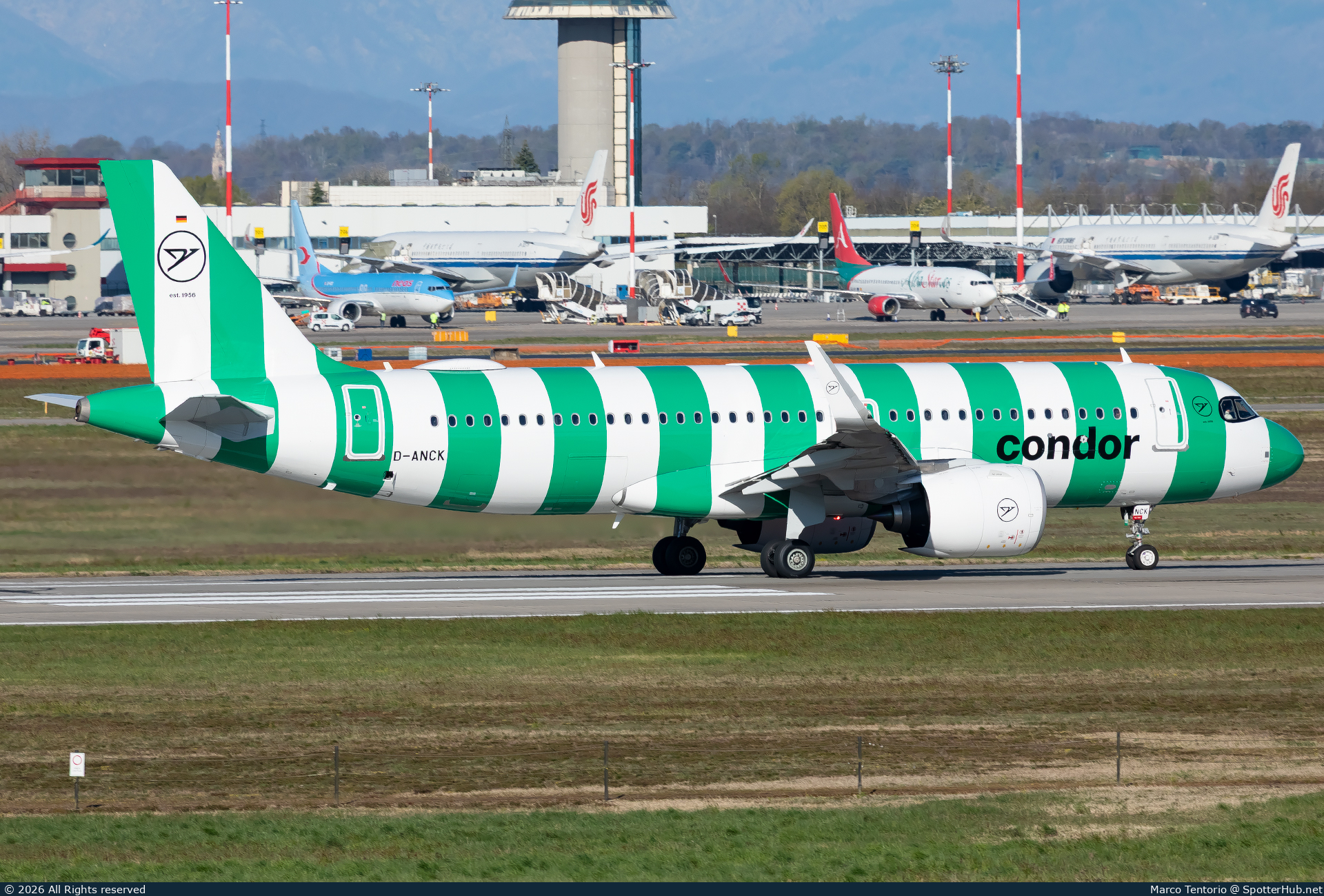 Photo of D-ANCK - Airbus A320-271N operated by Condor