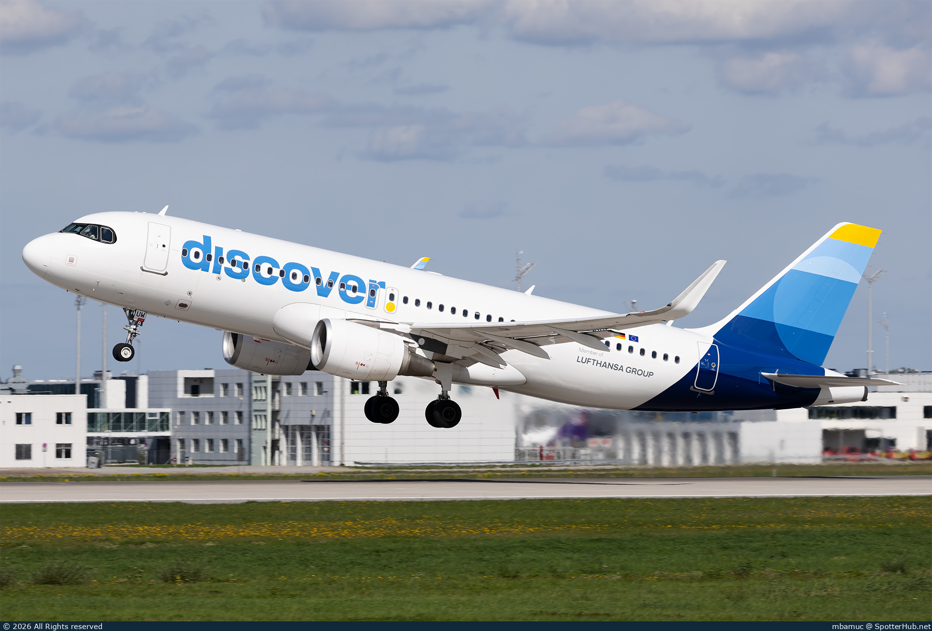 Photo of D-AIUW - Airbus A320-214 operated by Discover Airlines
