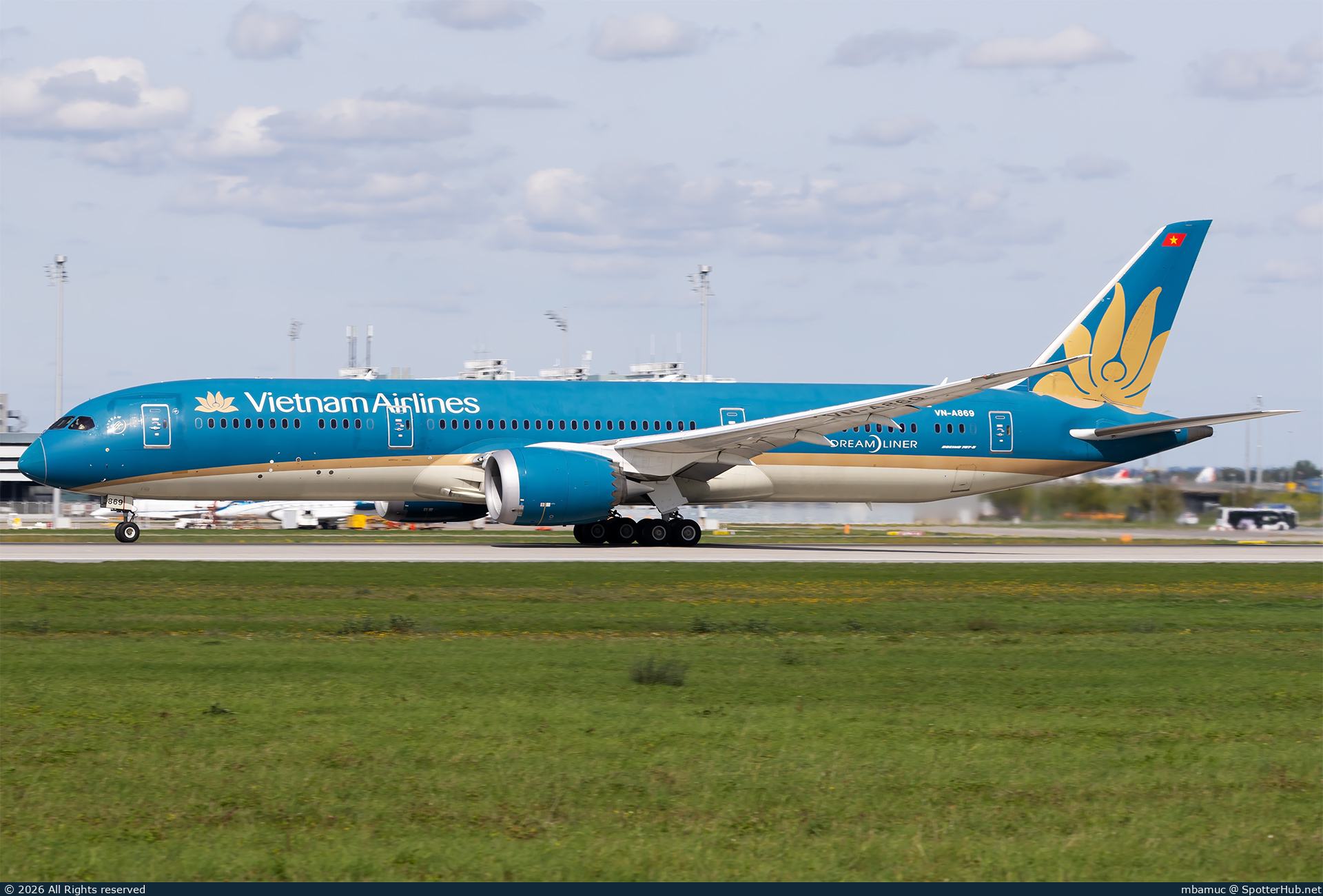 Photo of VN-A869 - Boeing 787-9 Dreamliner operated by Vietnam Airlines