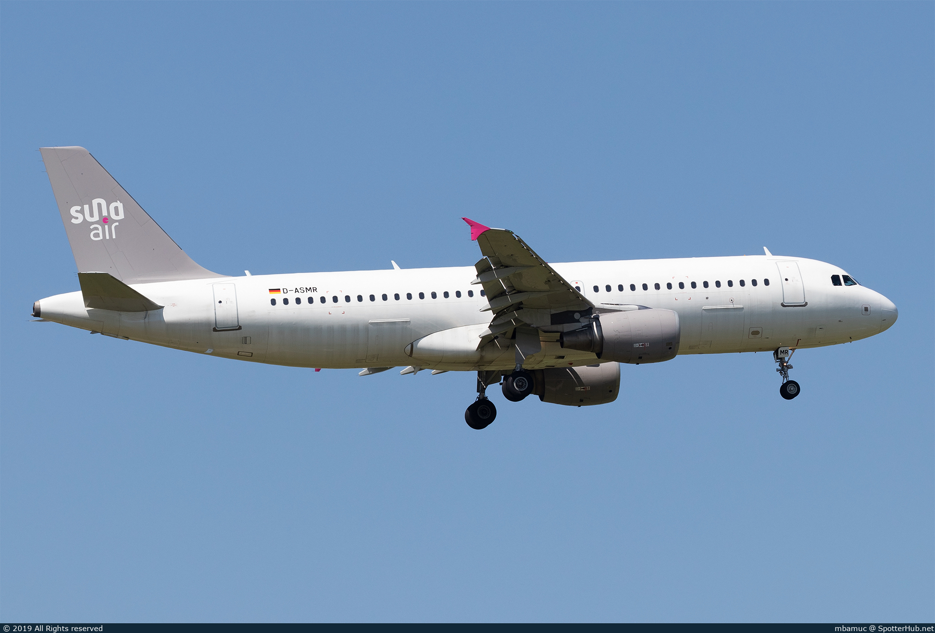Photo of D-ASMR - Airbus A320-214 operated by Sundair