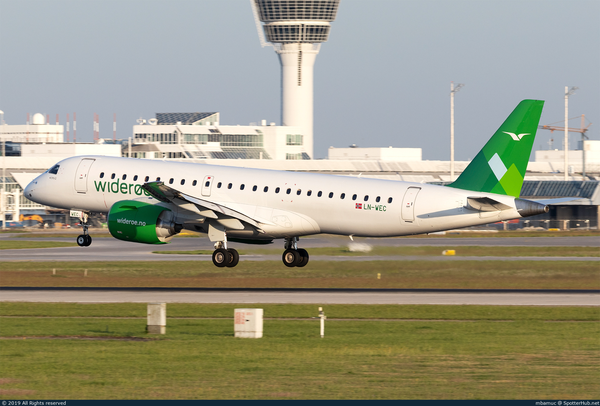 Photo of LN-WEC - Embraer ERJ-190-E2 operated by Widerøe